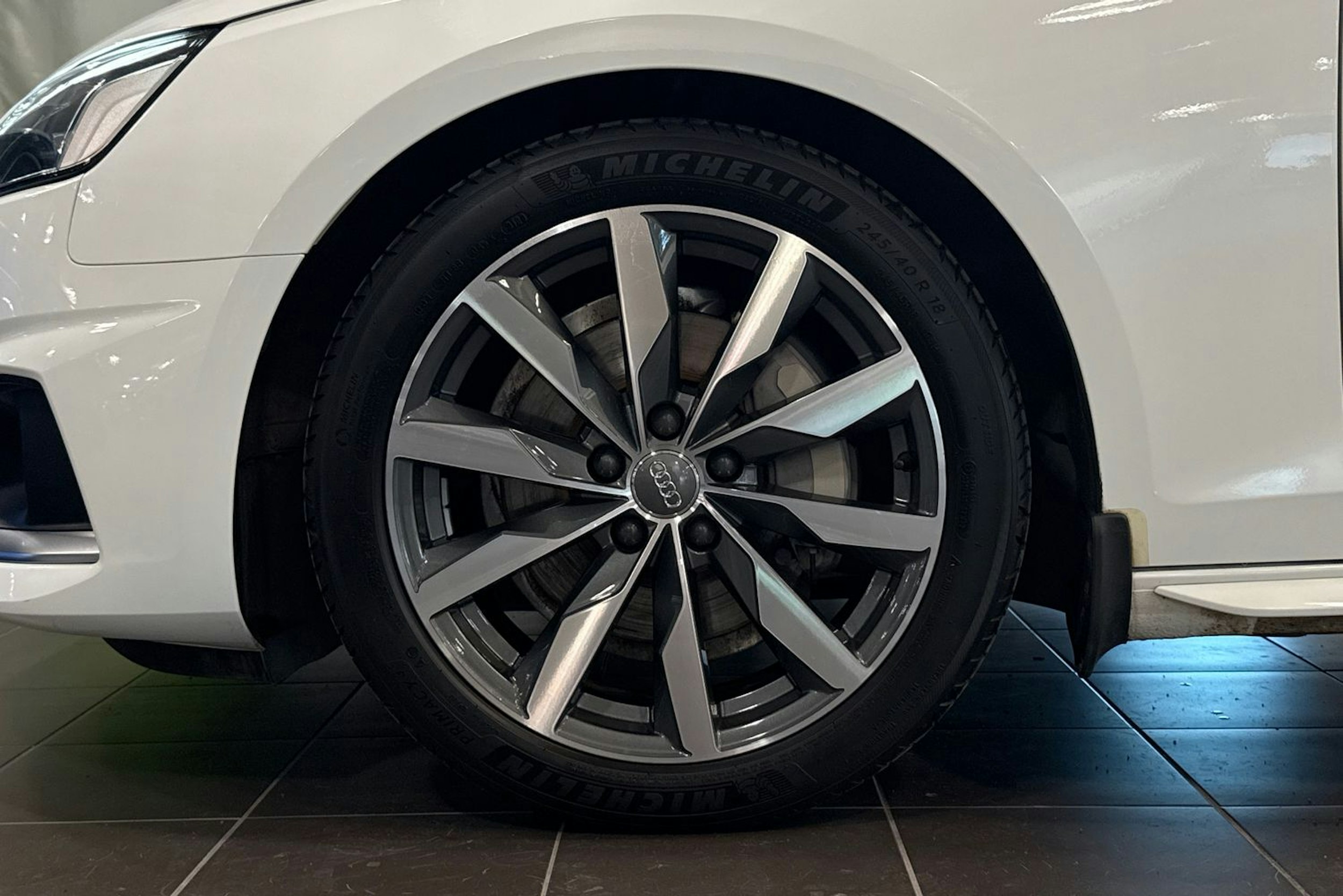 Valkoinen Audi A4 2020 kuva 13.