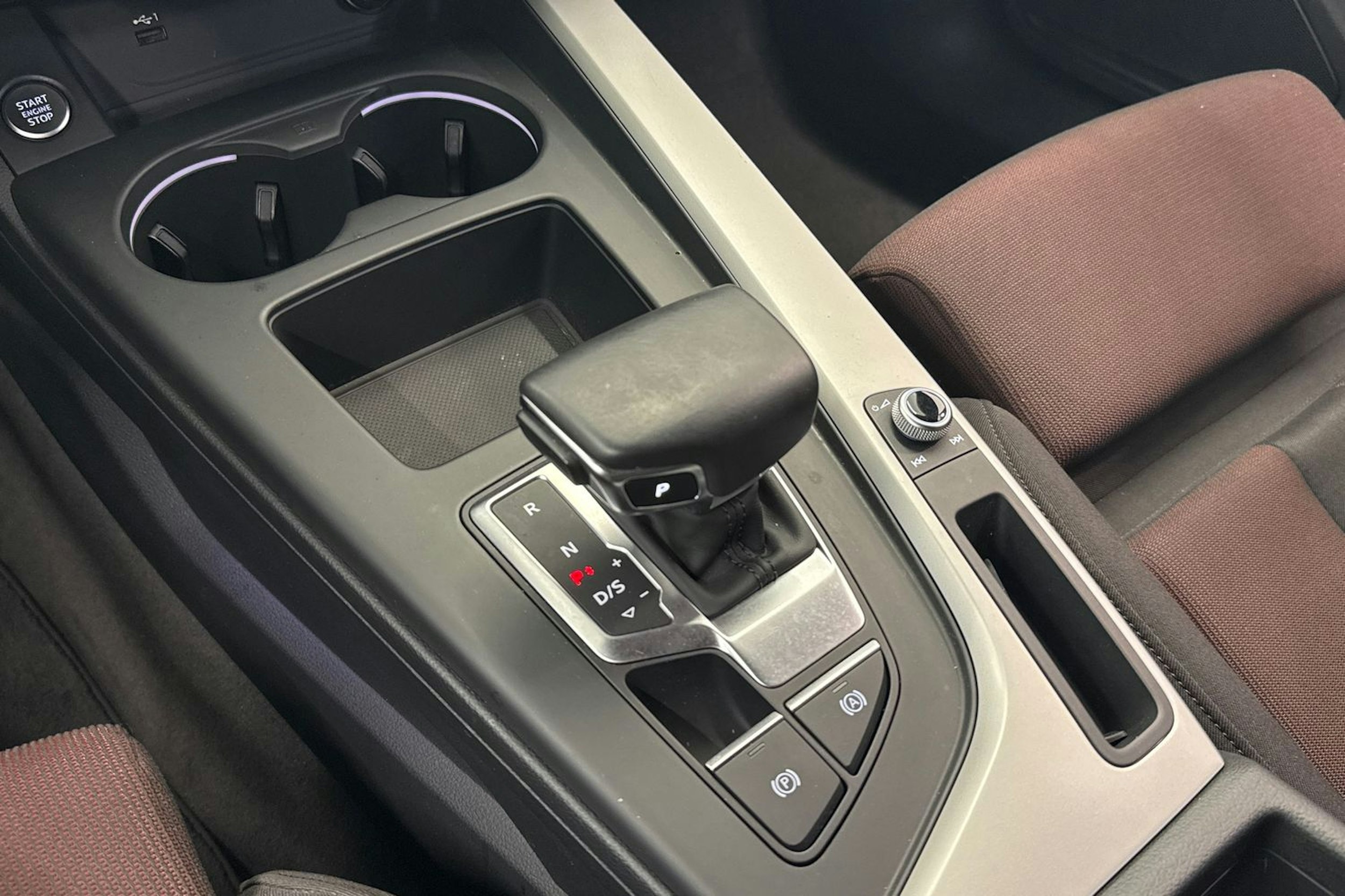 Valkoinen Audi A4 2020 kuva 24.