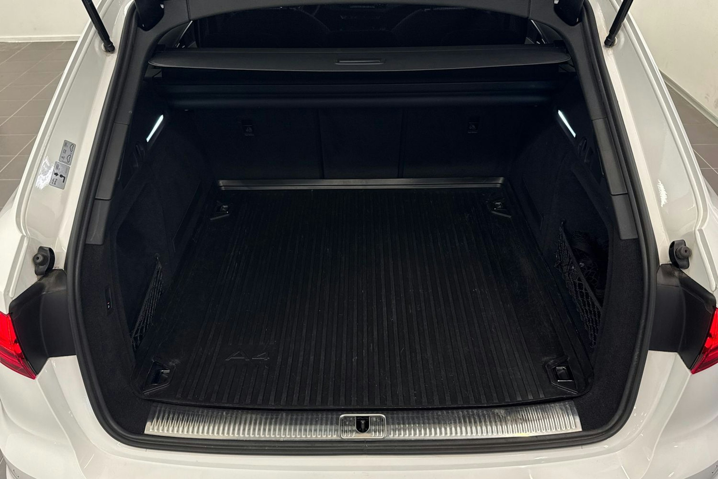 Valkoinen Audi A4 2020 kuva 28.