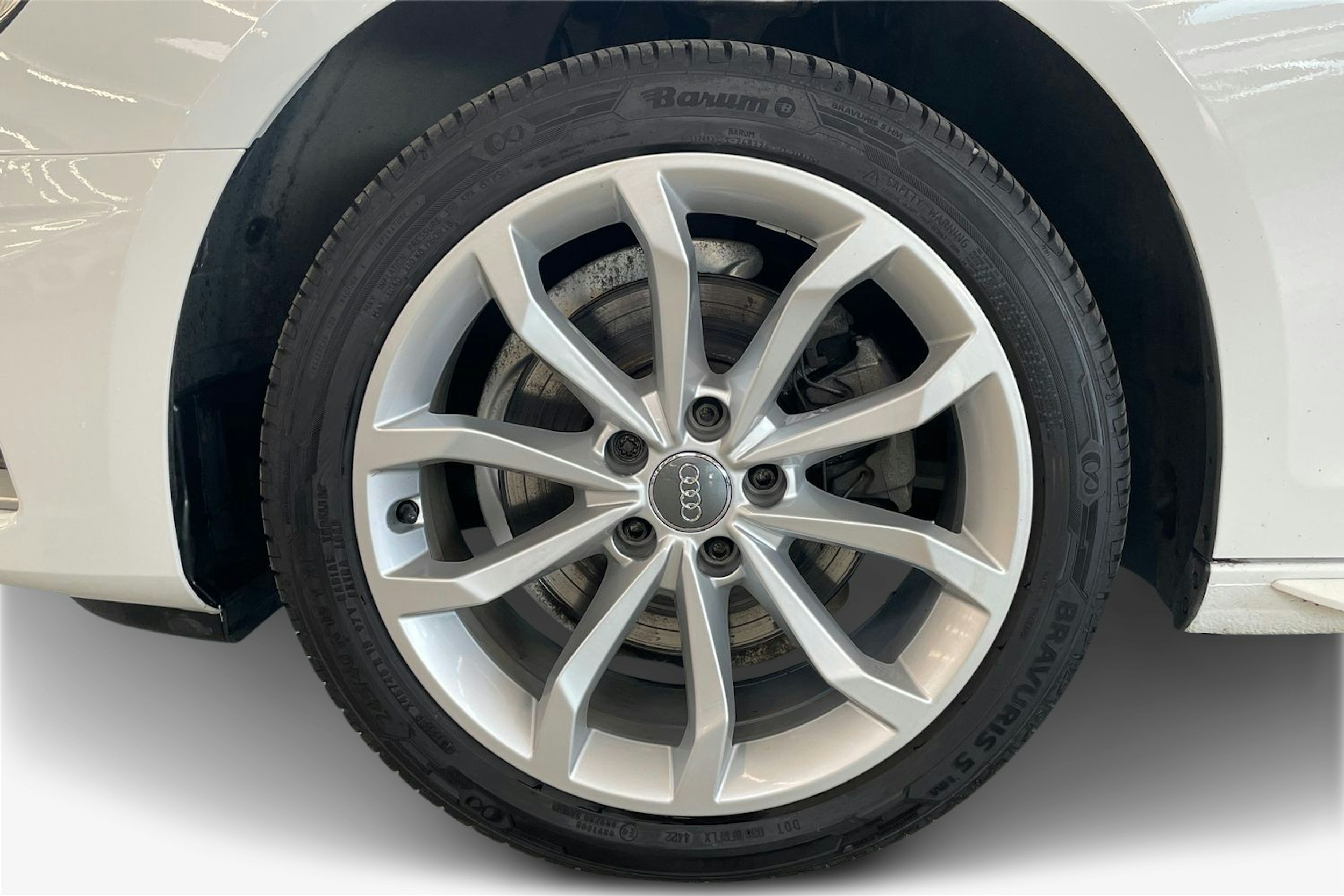 Valkoinen Audi A4 2020 kuva 11.