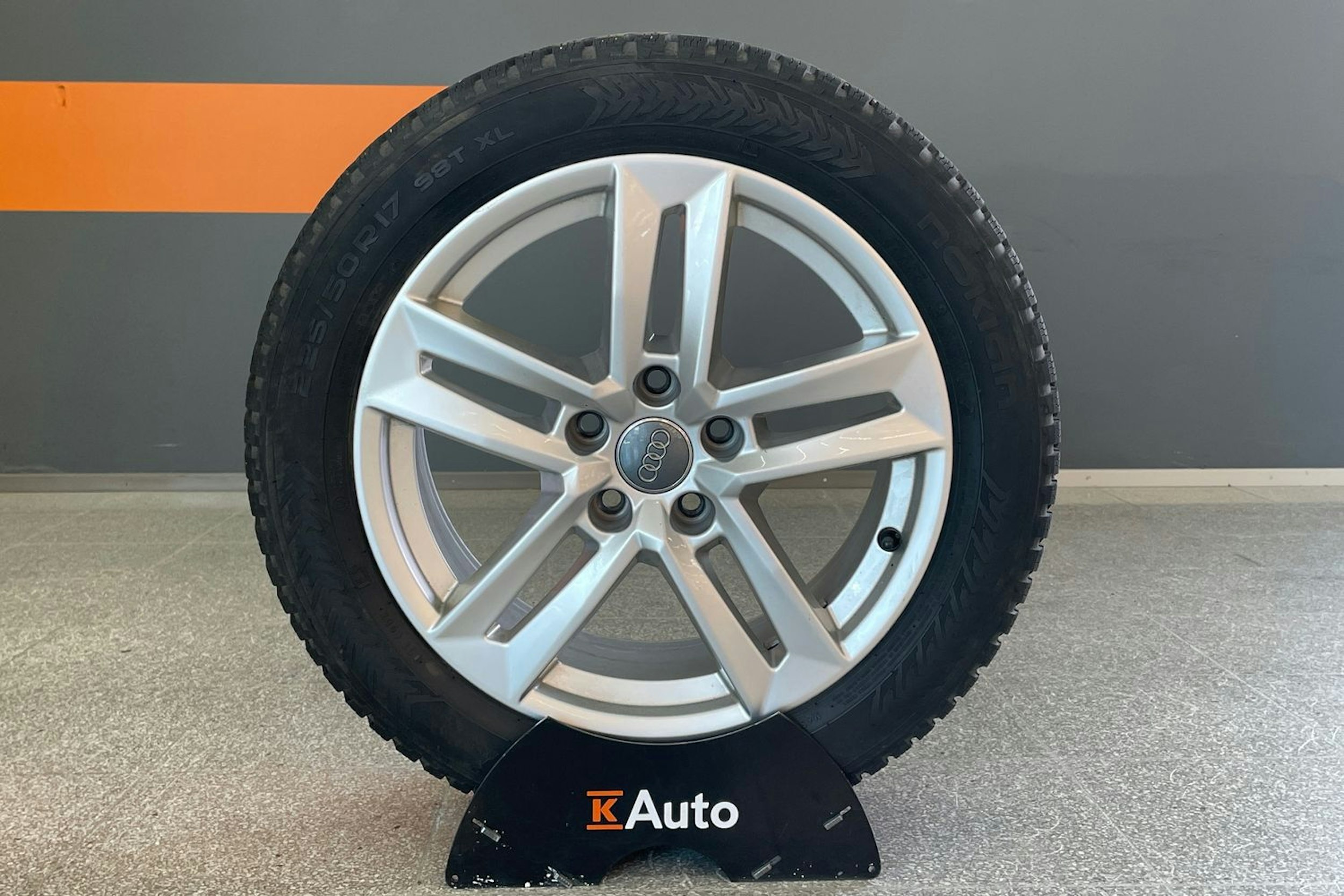Valkoinen Audi A4 2020 kuva 13.
