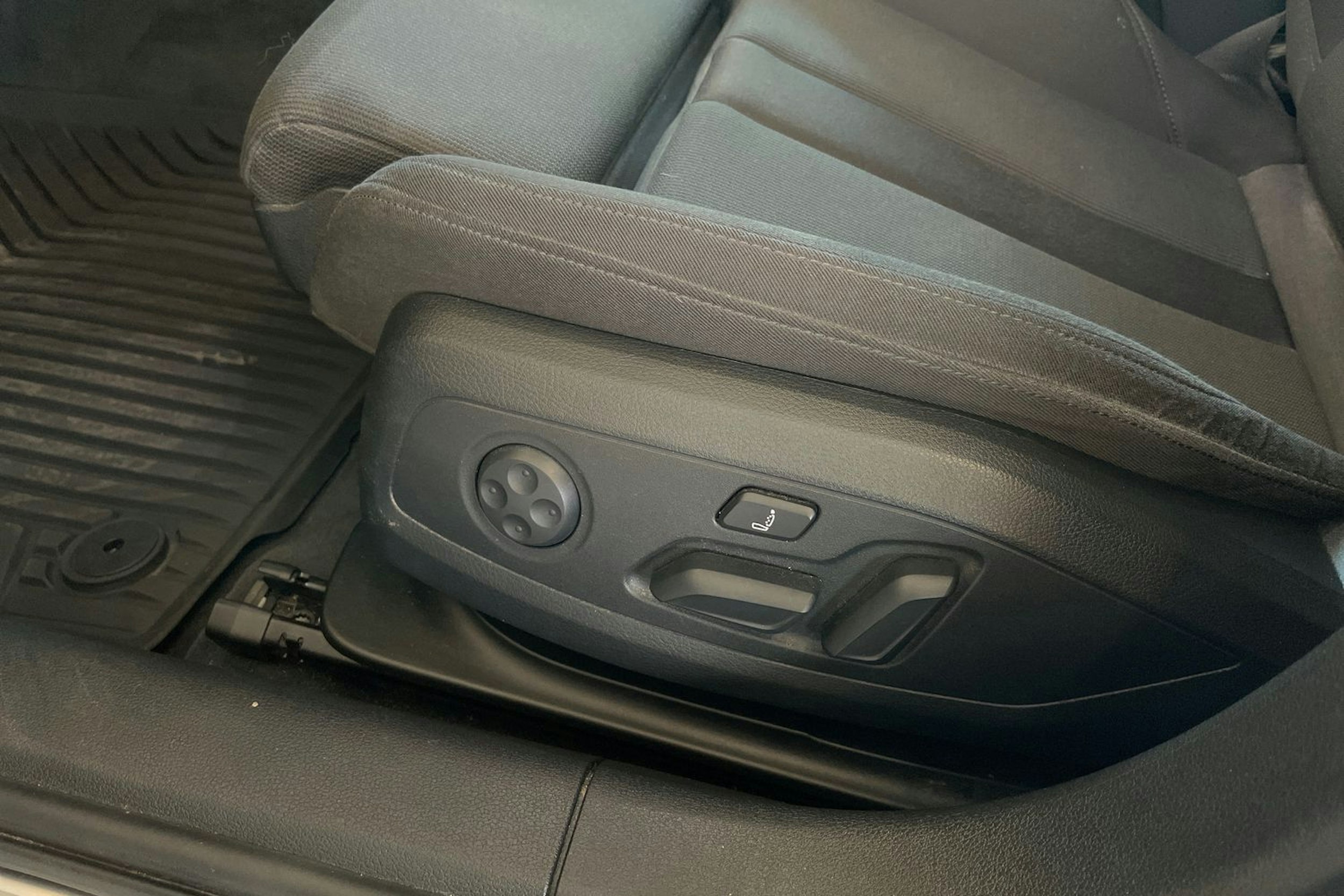 Valkoinen Audi A4 2020 kuva 25.