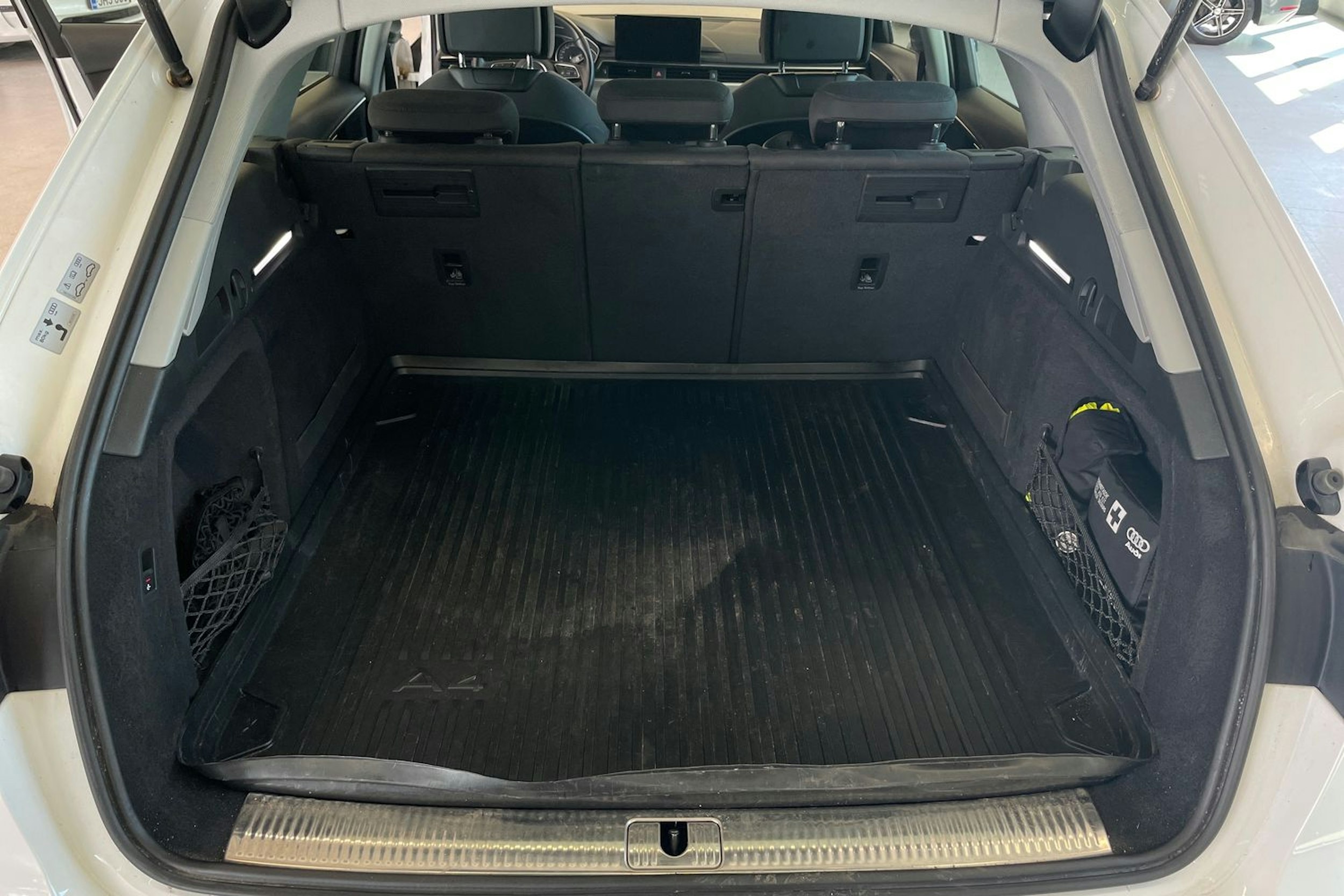 Valkoinen Audi A4 2020 kuva 28.