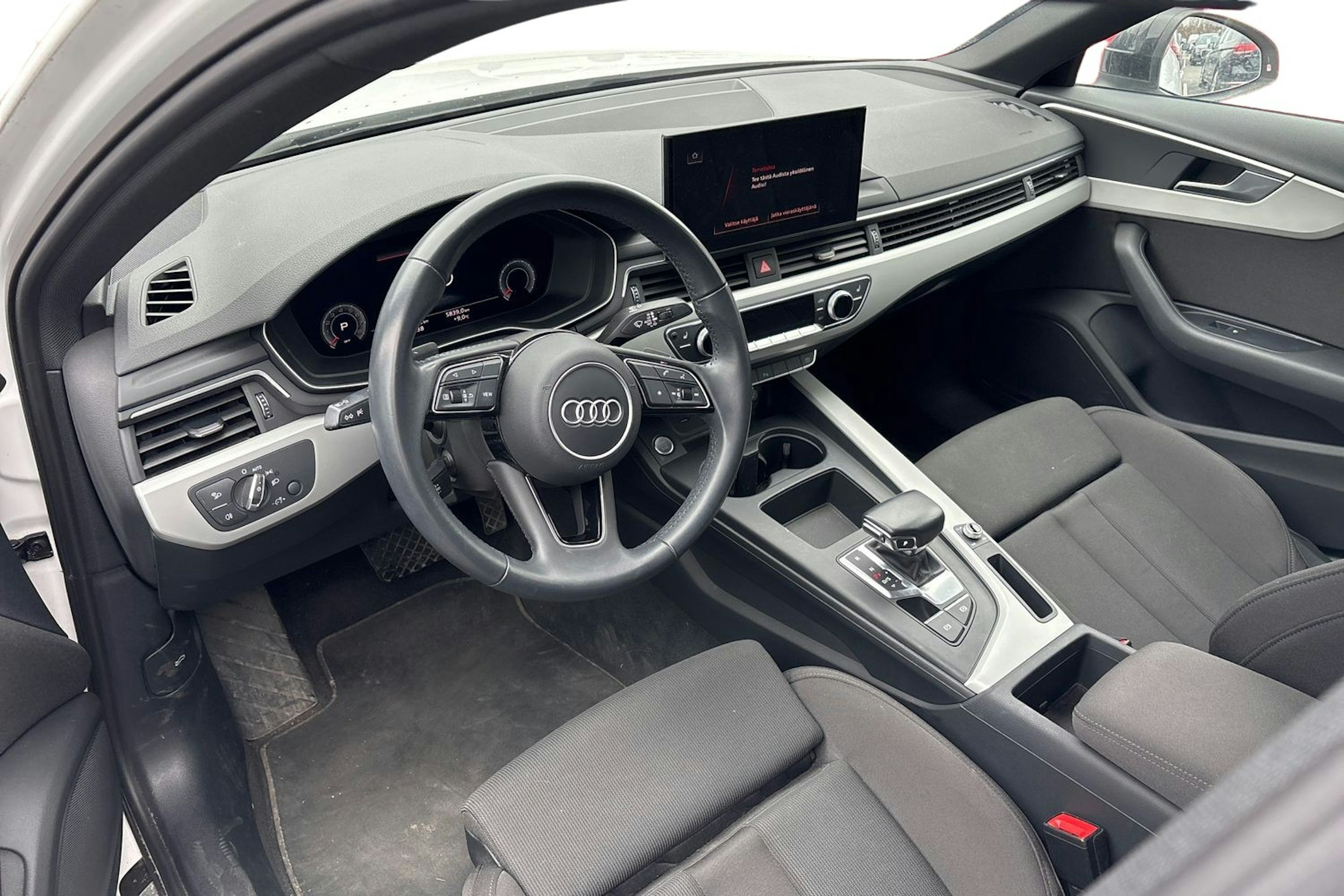 valkoinen Audi A4 2020 kuva 3.