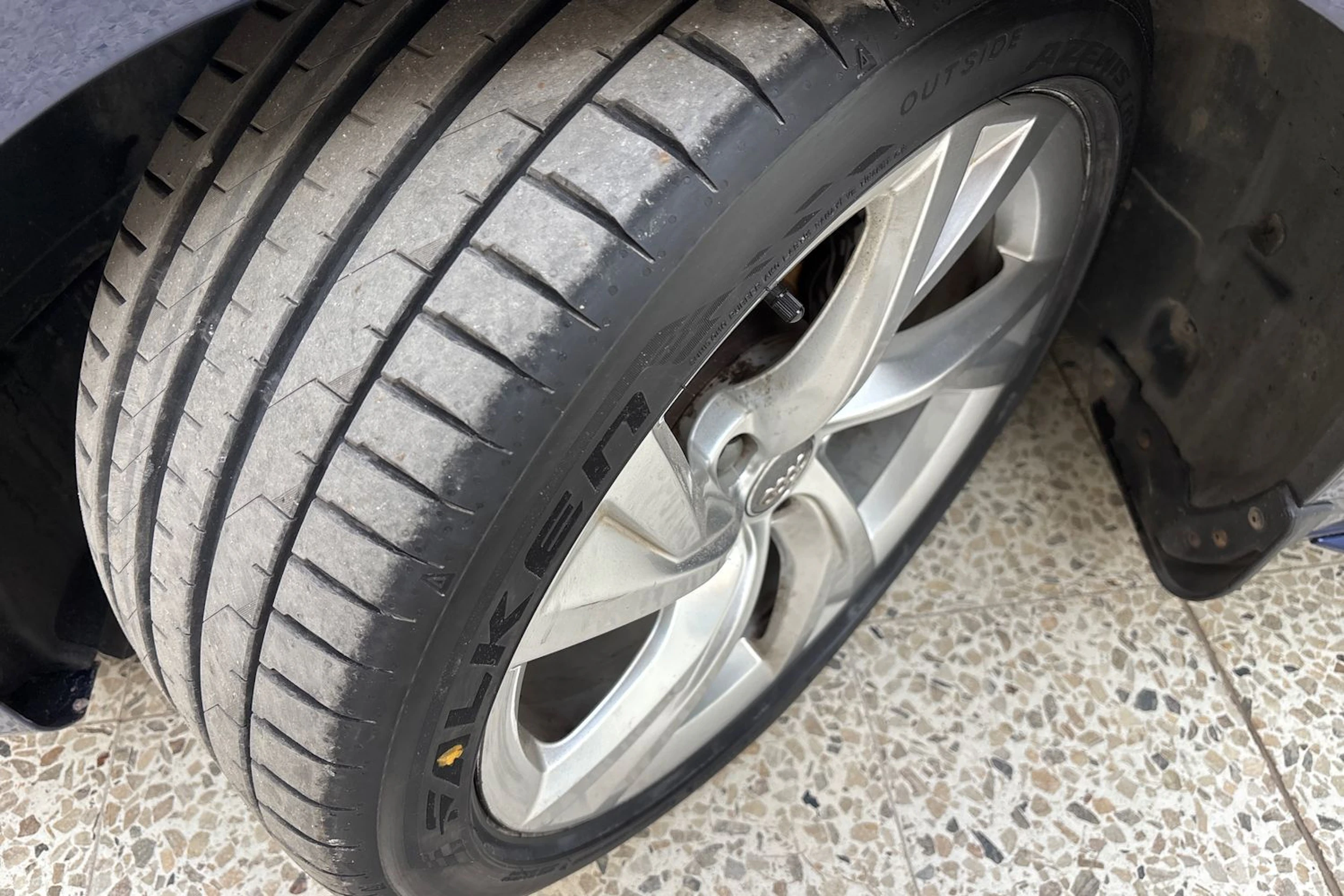 sininen Audi A4 2020 kuva 10.