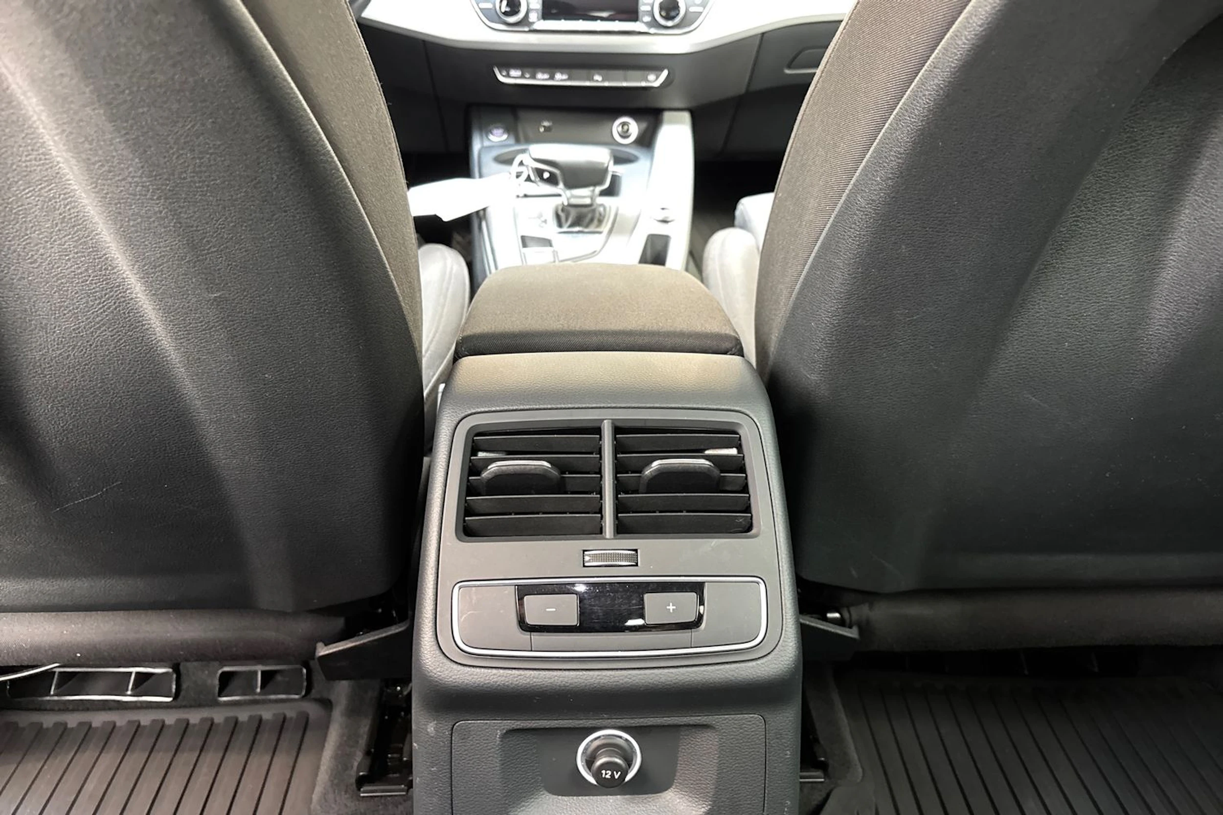 sininen Audi A4 2020 kuva 14.