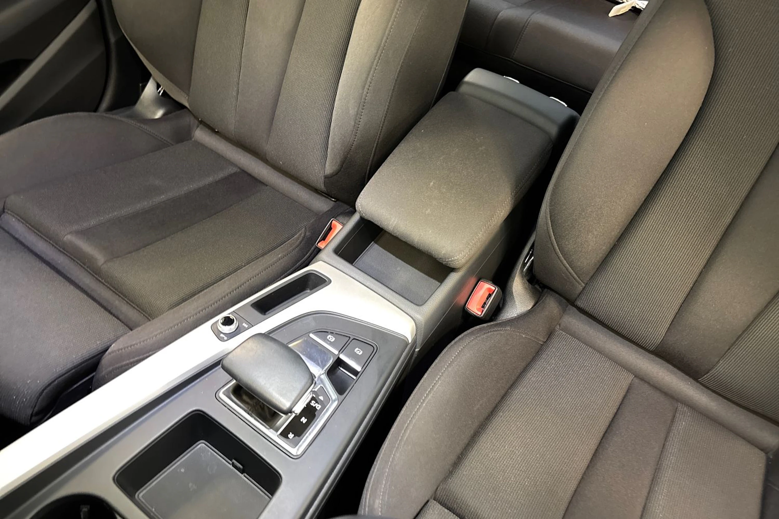 sininen Audi A4 2020 kuva 23.