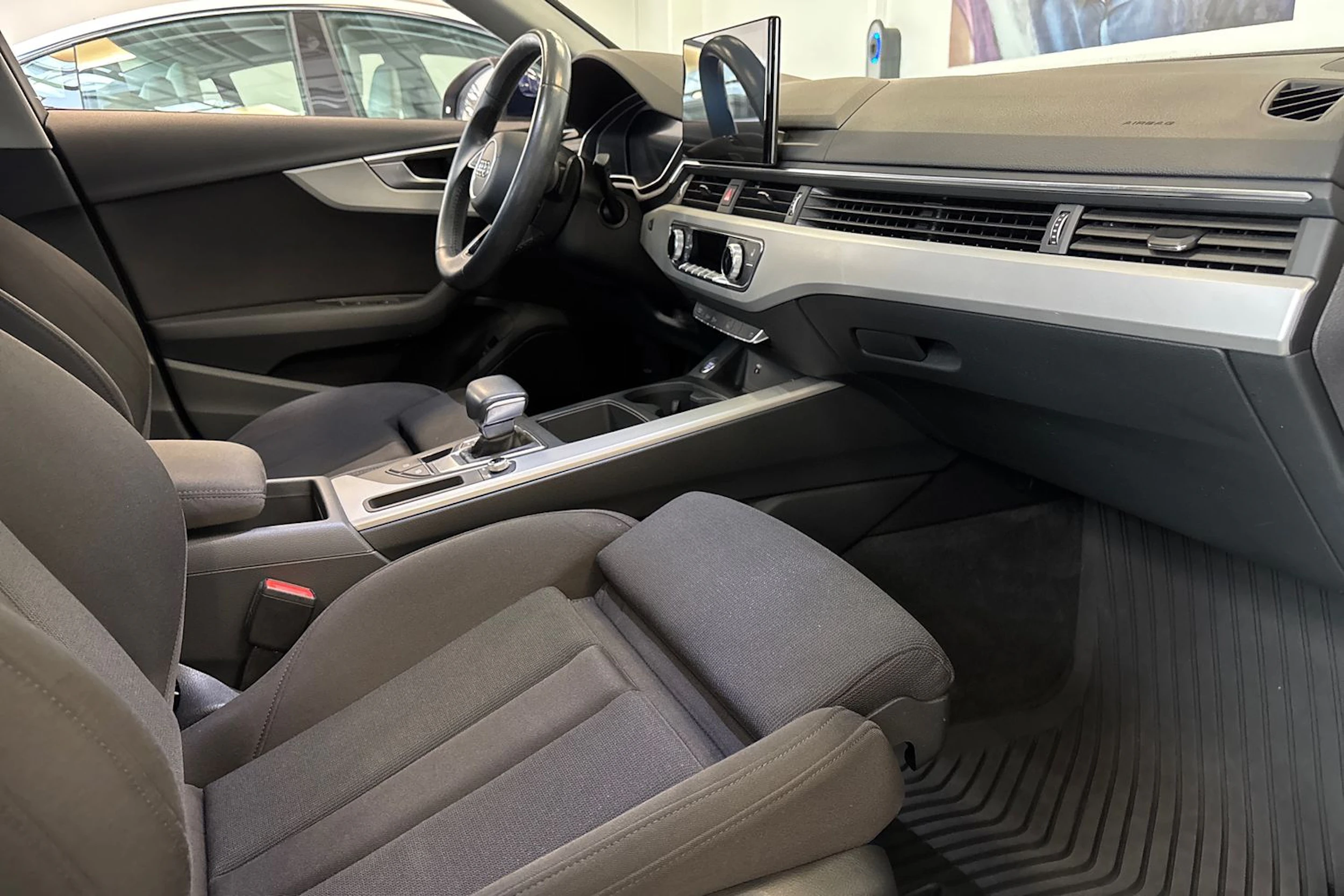 sininen Audi A4 2020 kuva 24.