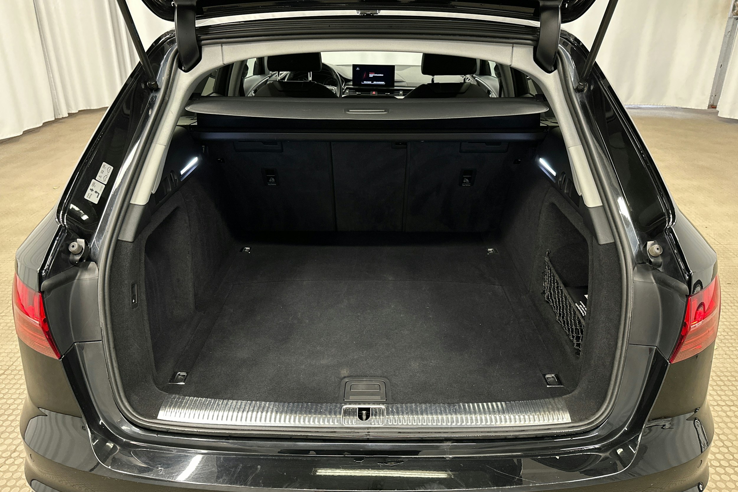 musta Audi A4 2020 kuva 11.