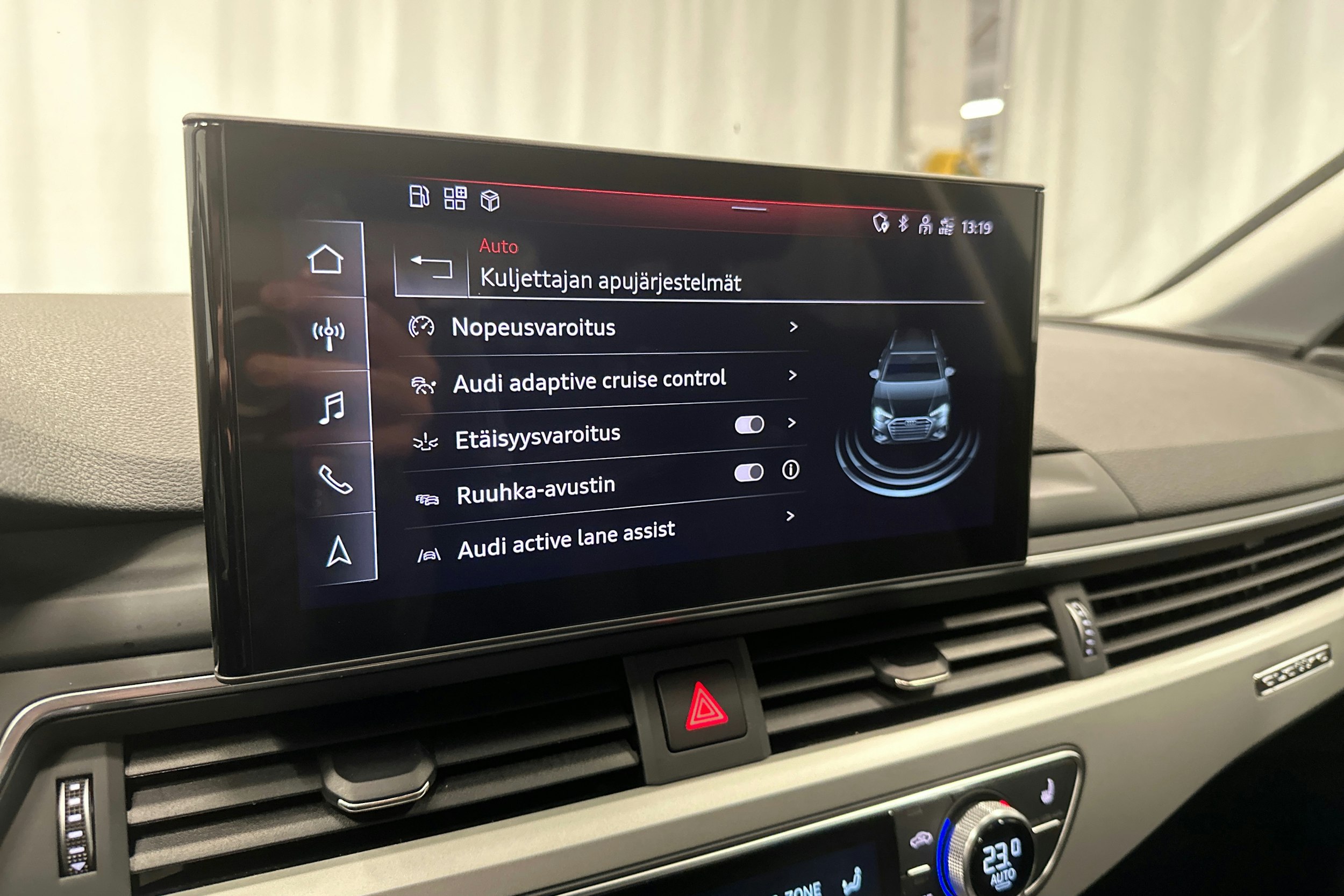 musta Audi A4 2020 kuva 21.