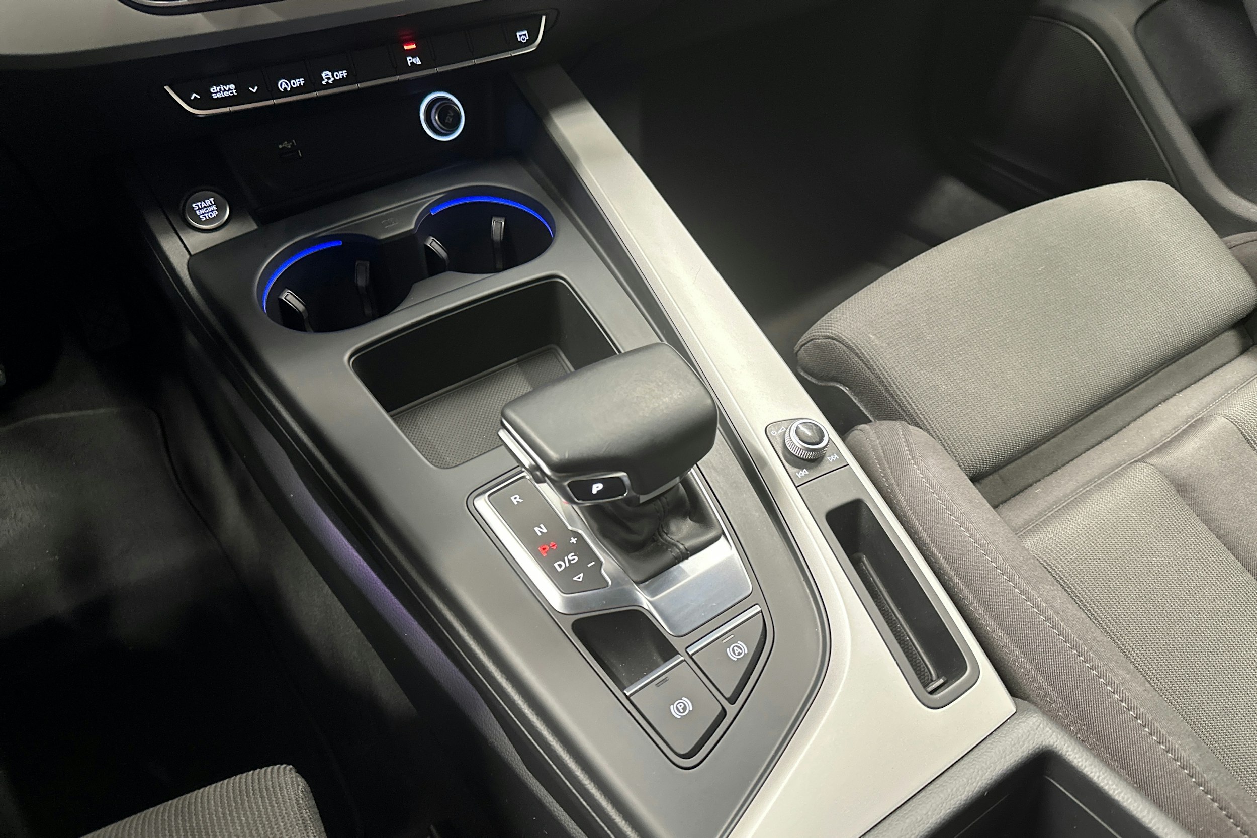 musta Audi A4 2020 kuva 23.