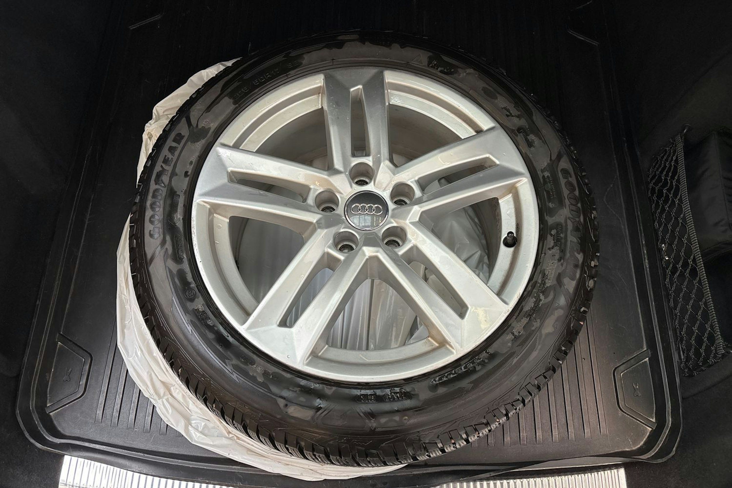 vihreä Audi A4 2020 kuva 15.