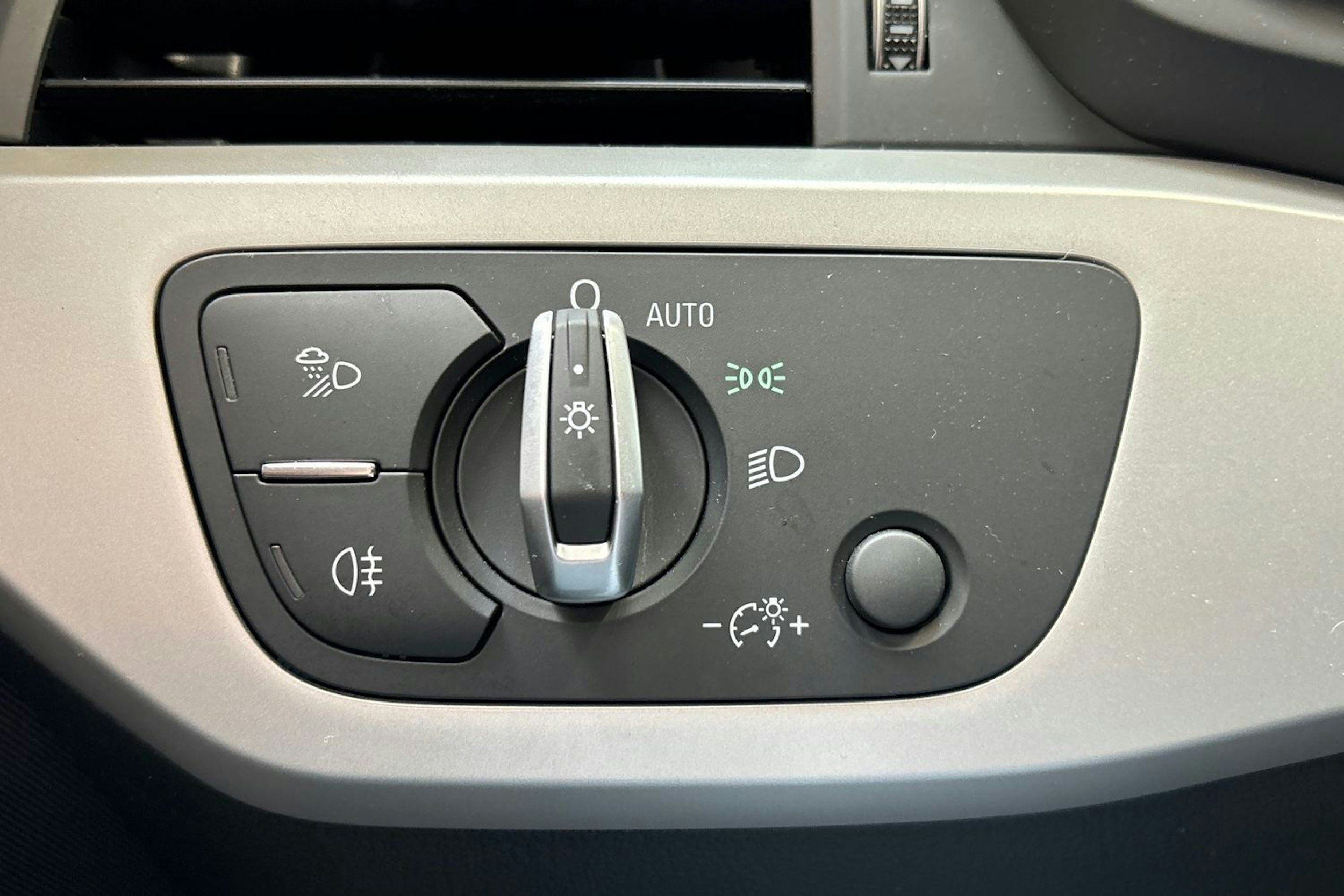 vihreä Audi A4 2020 kuva 19.