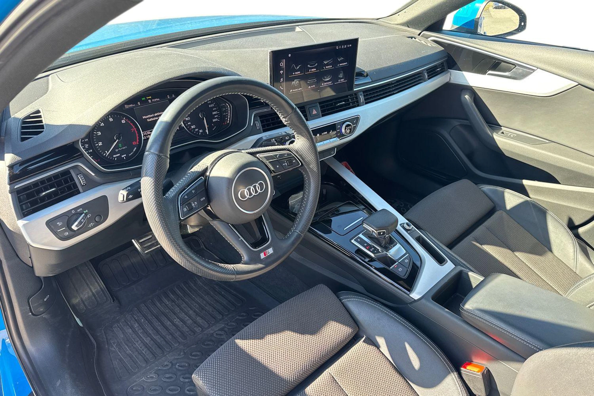 sininen Audi A4 2020 kuva 3.