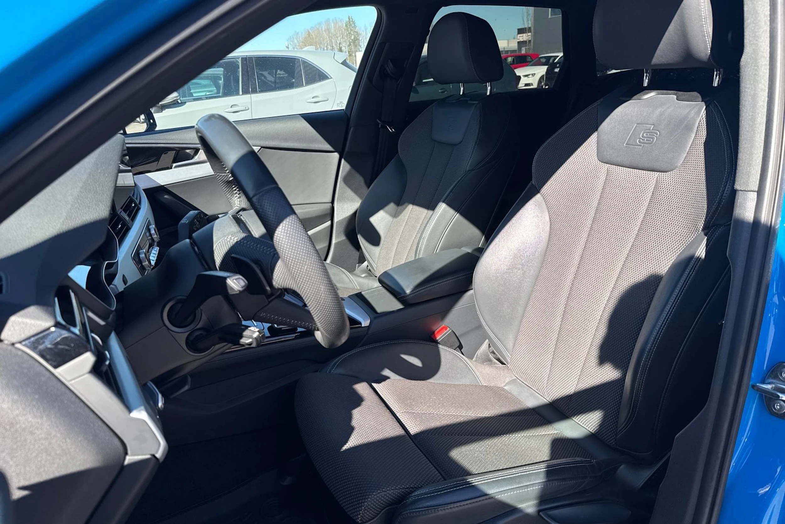 sininen Audi A4 2020 kuva 5.