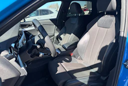 sininen Audi A4 2020 kuva 5.