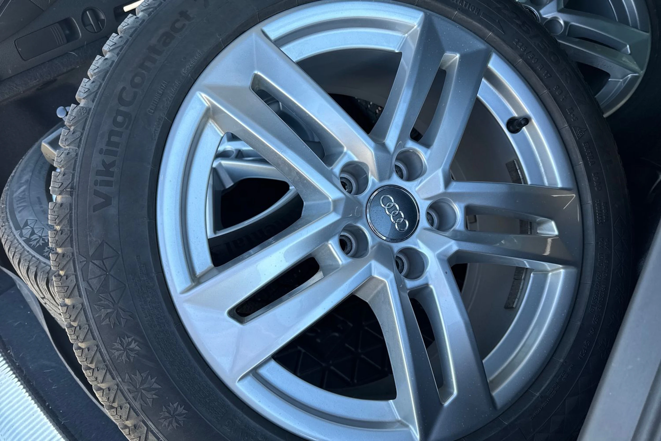 sininen Audi A4 2020 kuva 6.