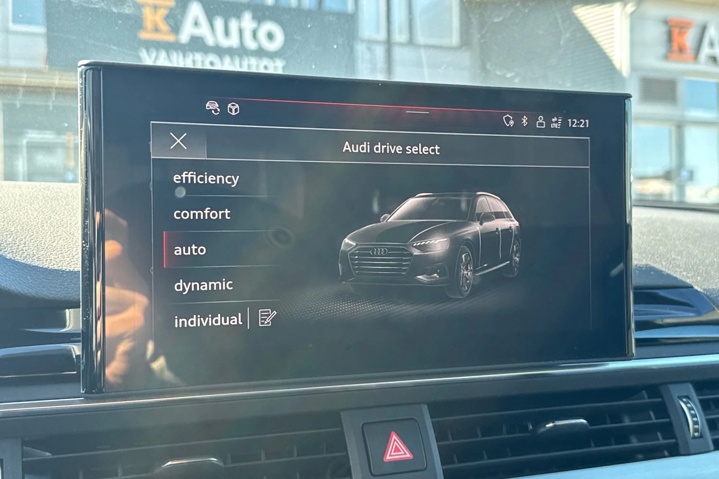 sininen Audi A4 2020 kuva 16.