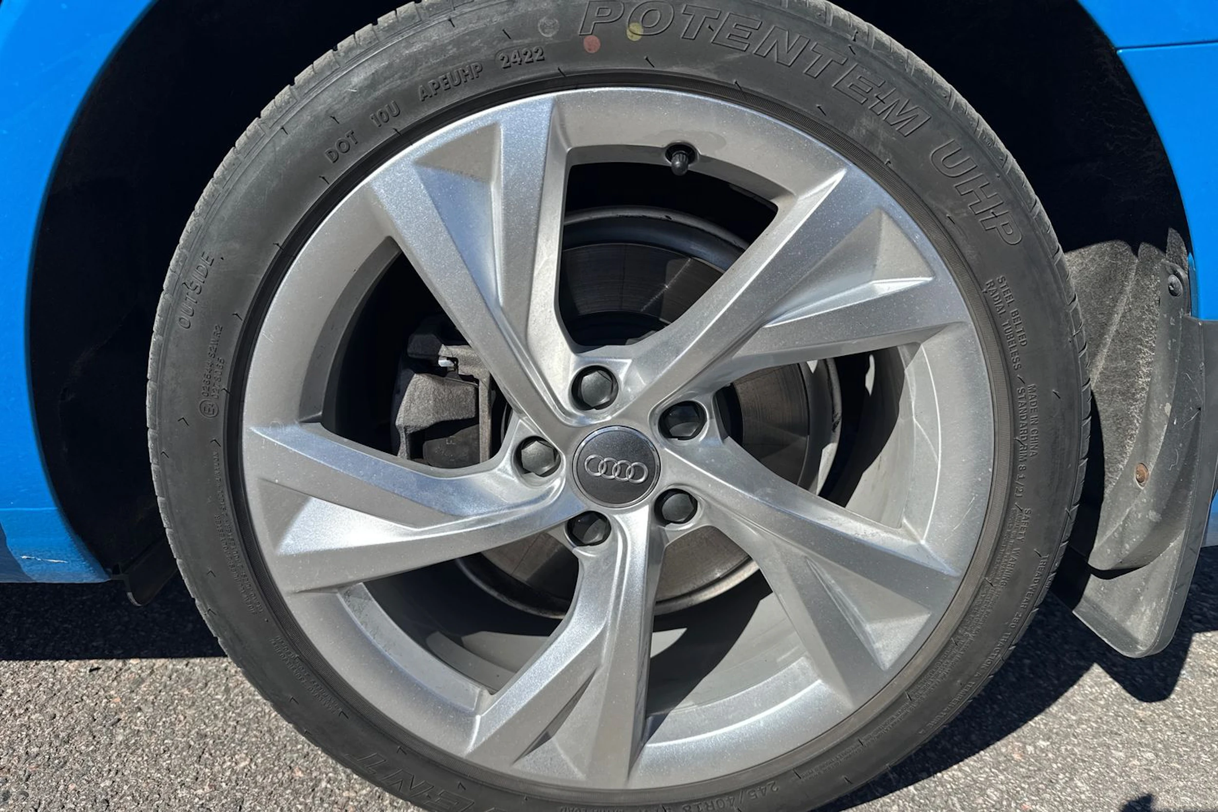 sininen Audi A4 2020 kuva 18.