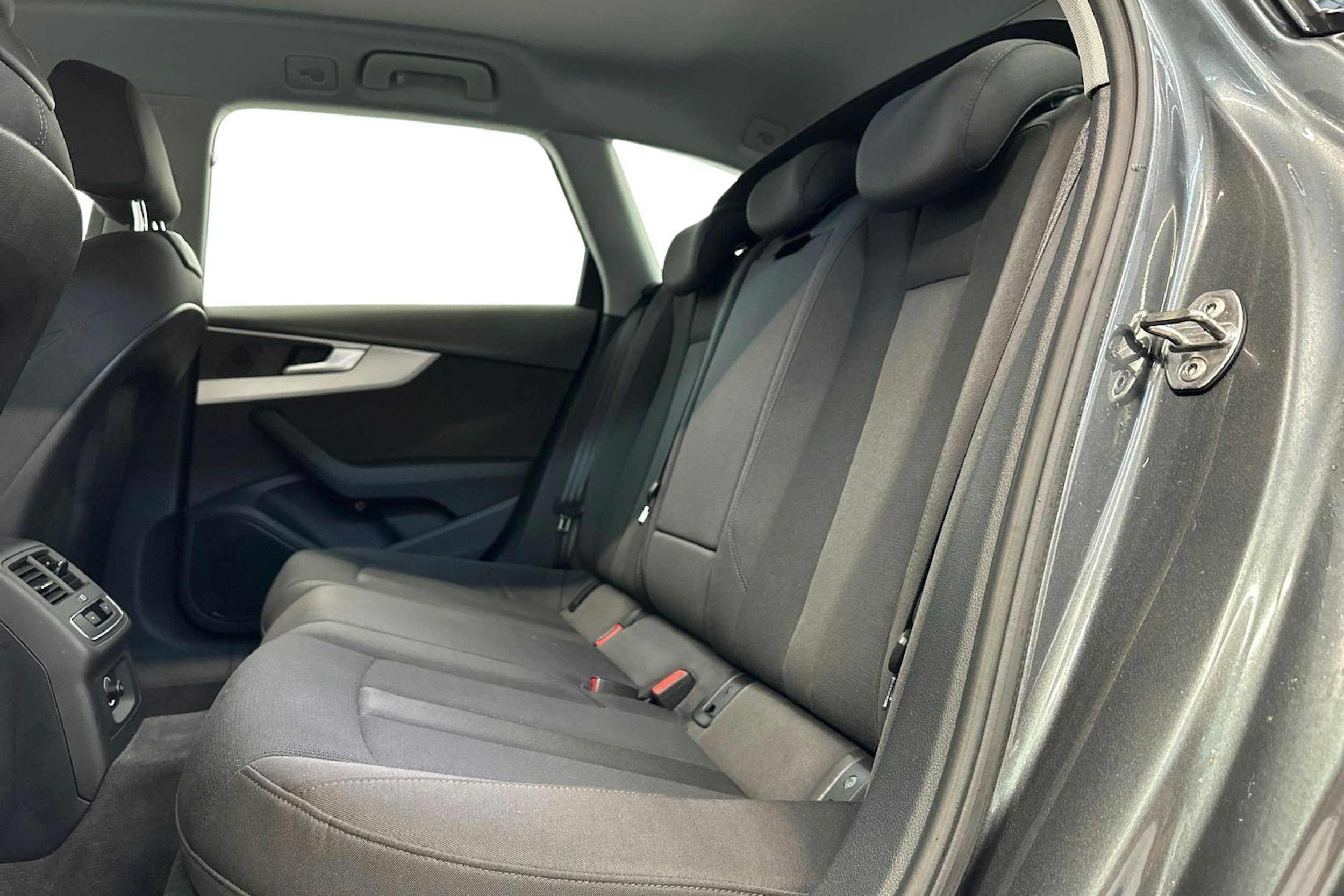 harmaa Audi A4 2020 kuva 10.