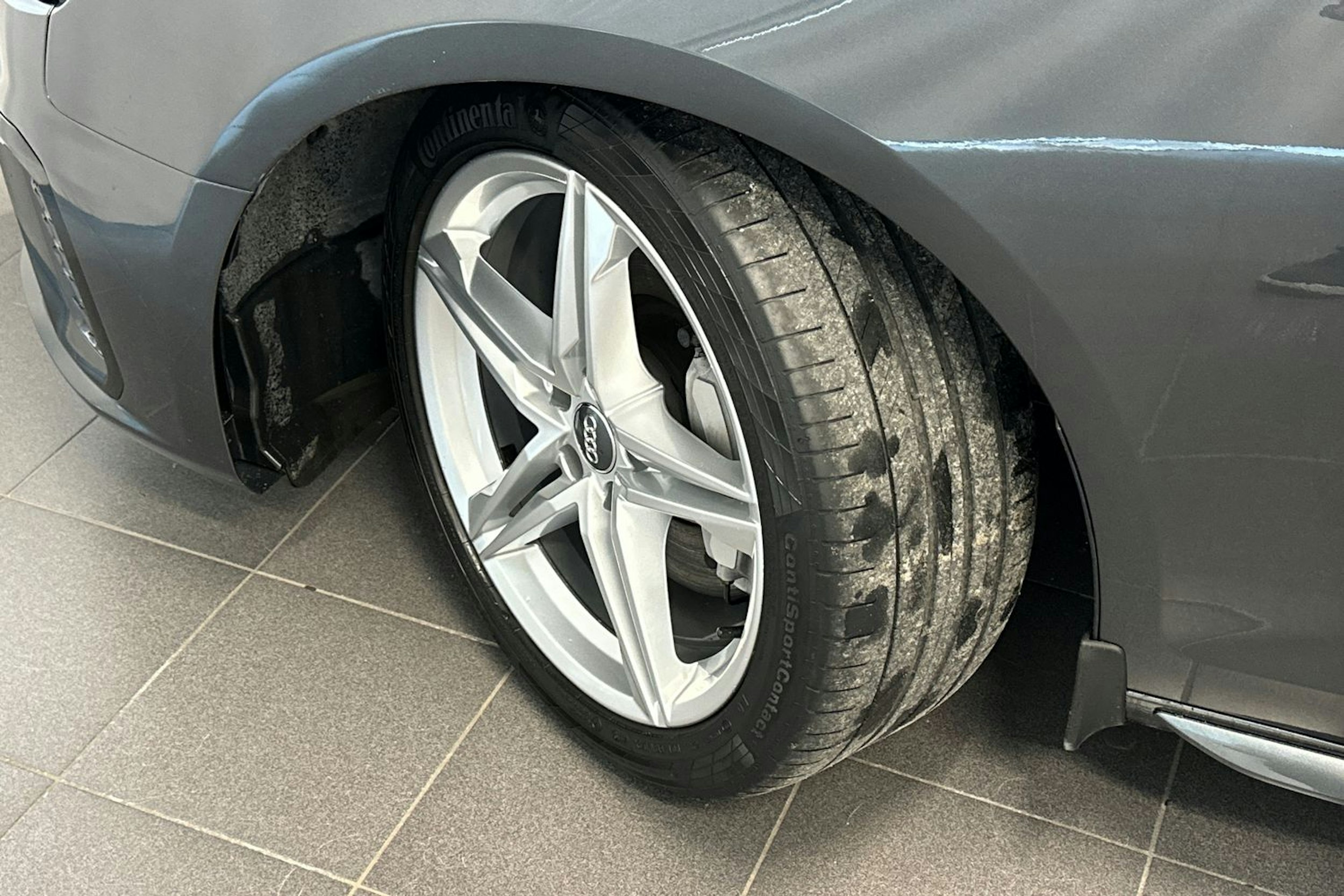 harmaa Audi A4 2020 kuva 13.