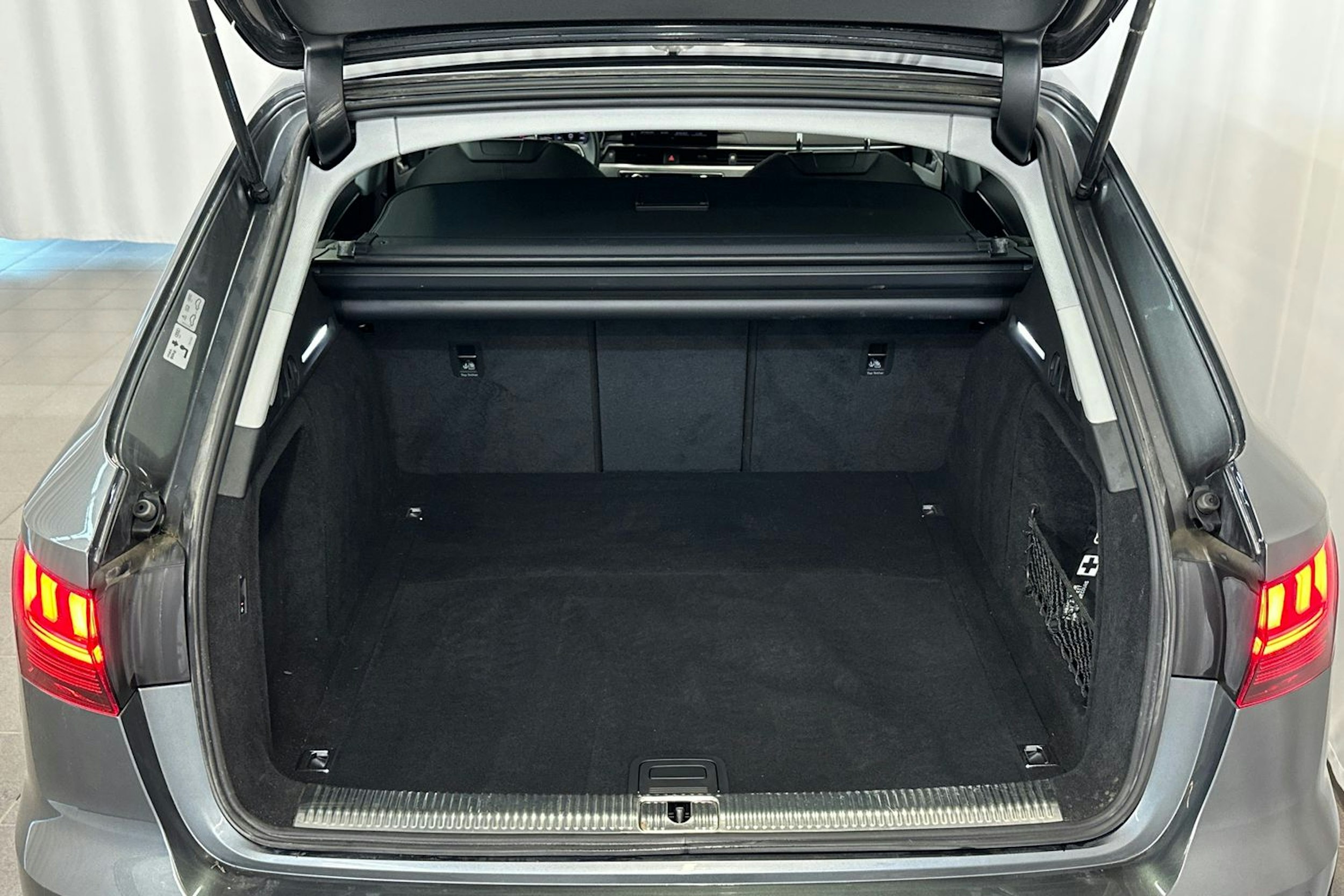 harmaa Audi A4 2020 kuva 15.