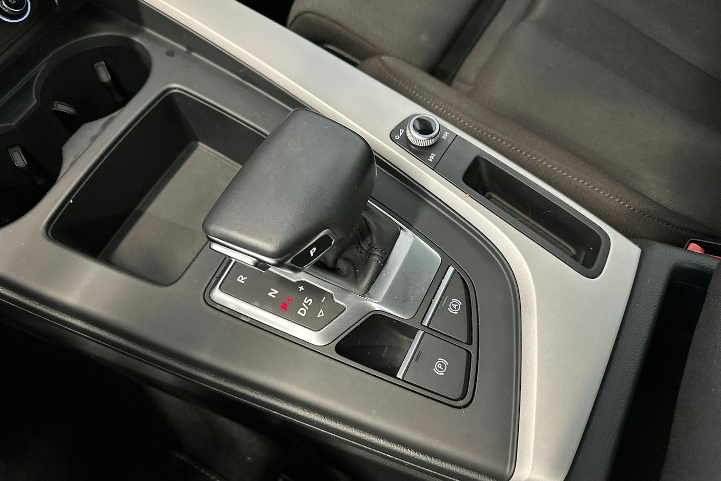 harmaa Audi A4 2020 kuva 25.