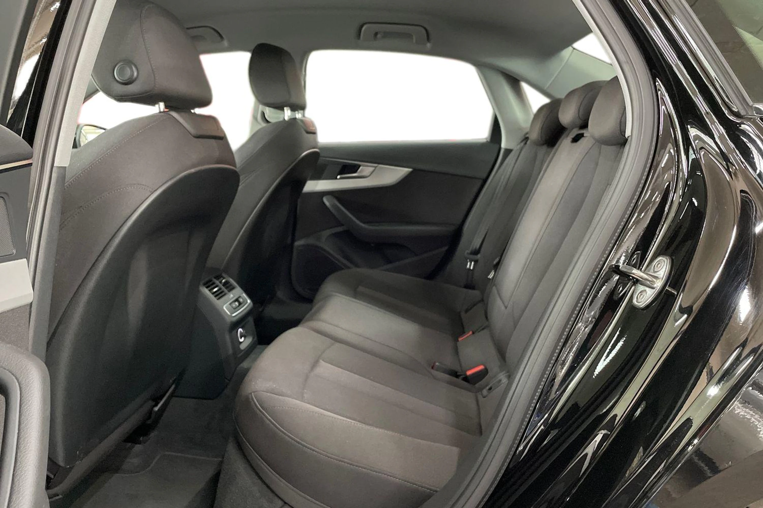 Musta Audi A4 2020 kuva 11.