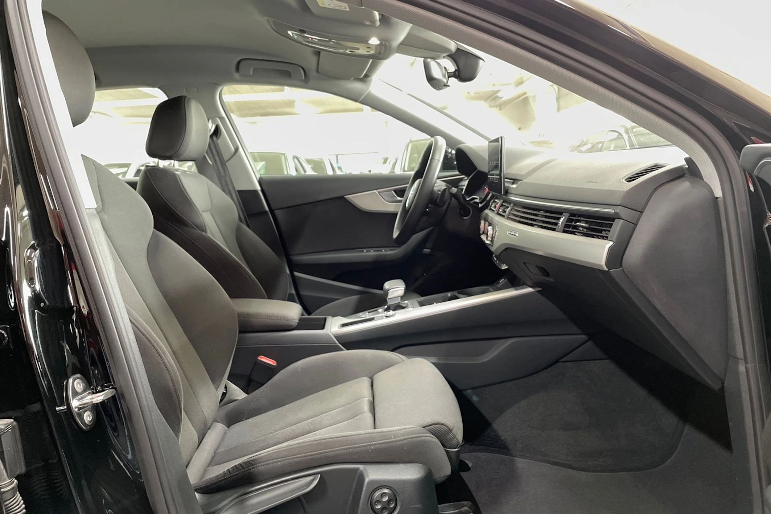 Musta Audi A4 2020 kuva 15.