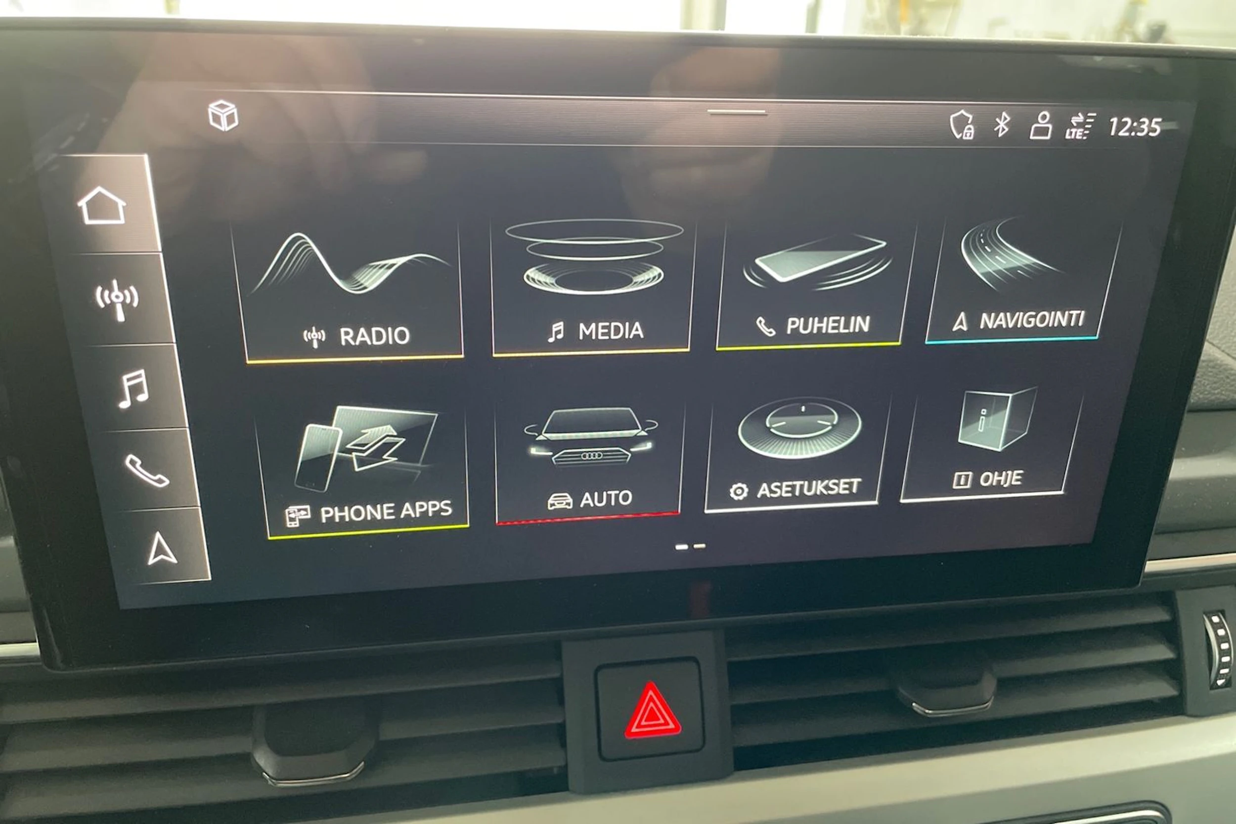 Musta Audi A4 2020 kuva 20.