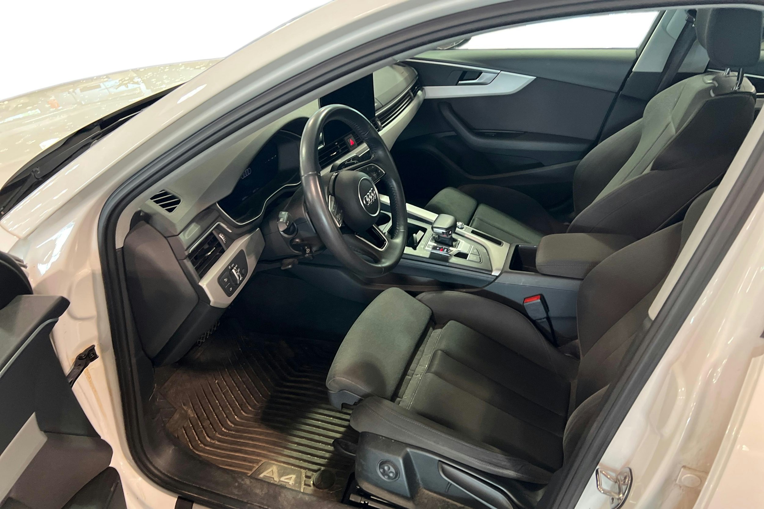 valkoinen Audi A4 2020 kuva 3.