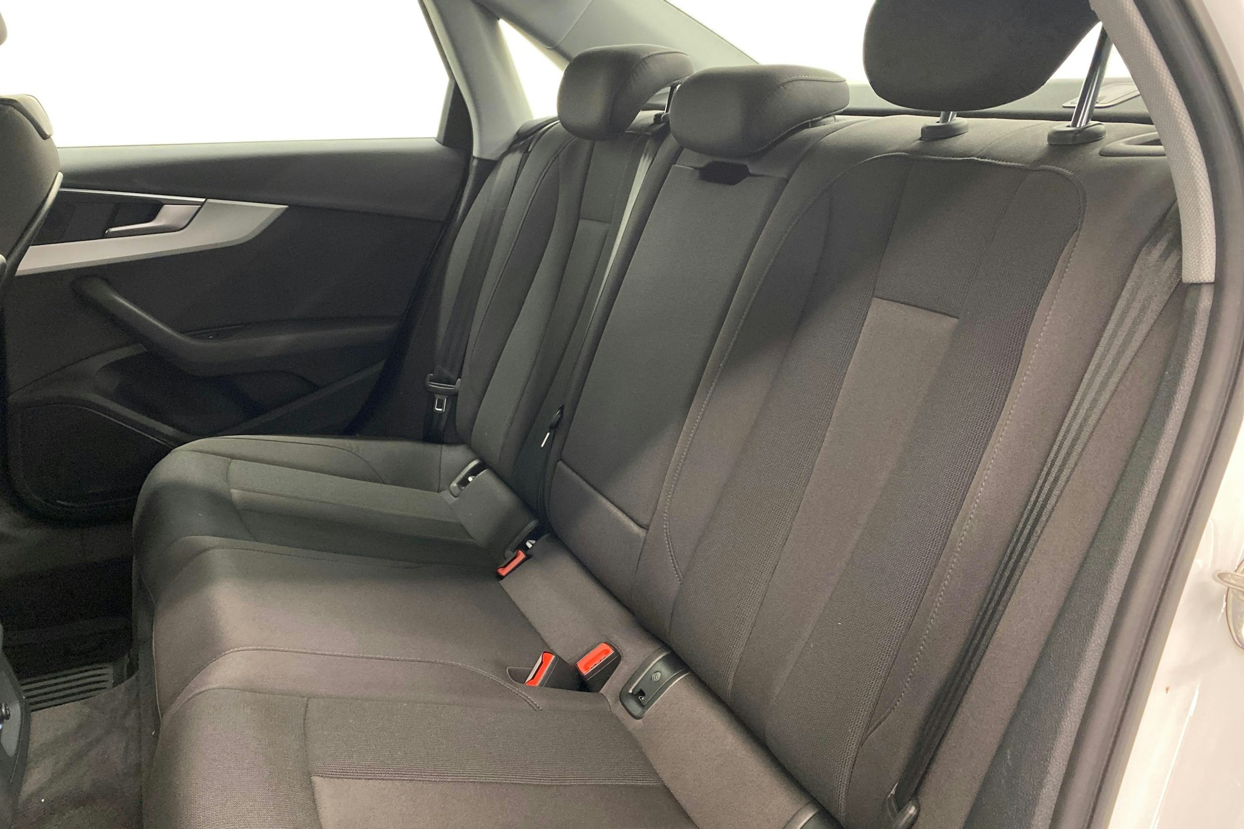 valkoinen Audi A4 2020 kuva 10.