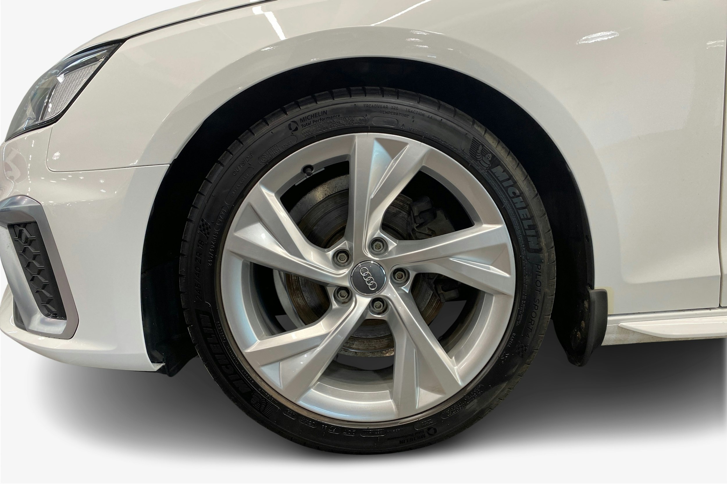 valkoinen Audi A4 2020 kuva 11.