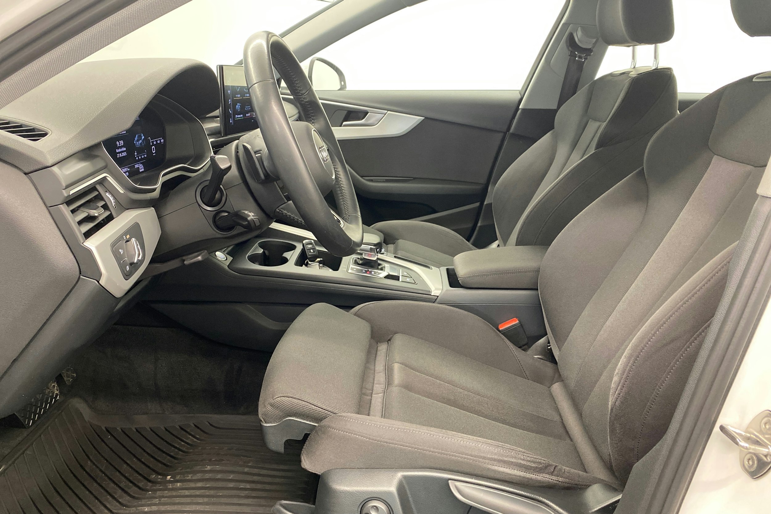 valkoinen Audi A4 2020 kuva 30.