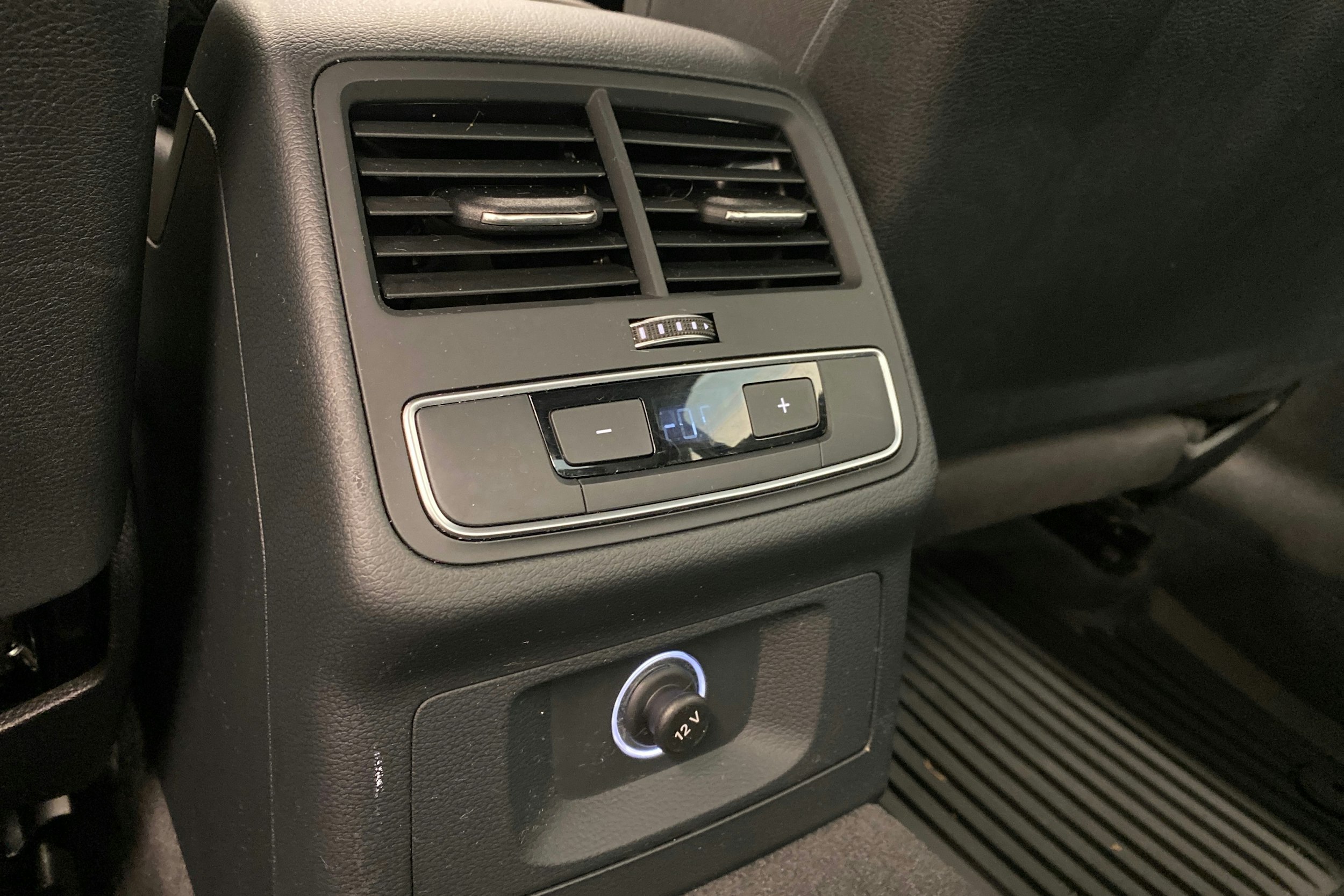 valkoinen Audi A4 2020 kuva 32.