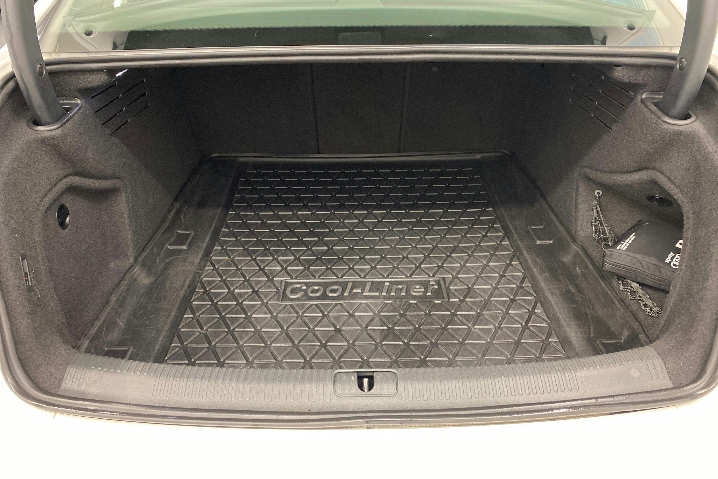 valkoinen Audi A4 2020 kuva 33.