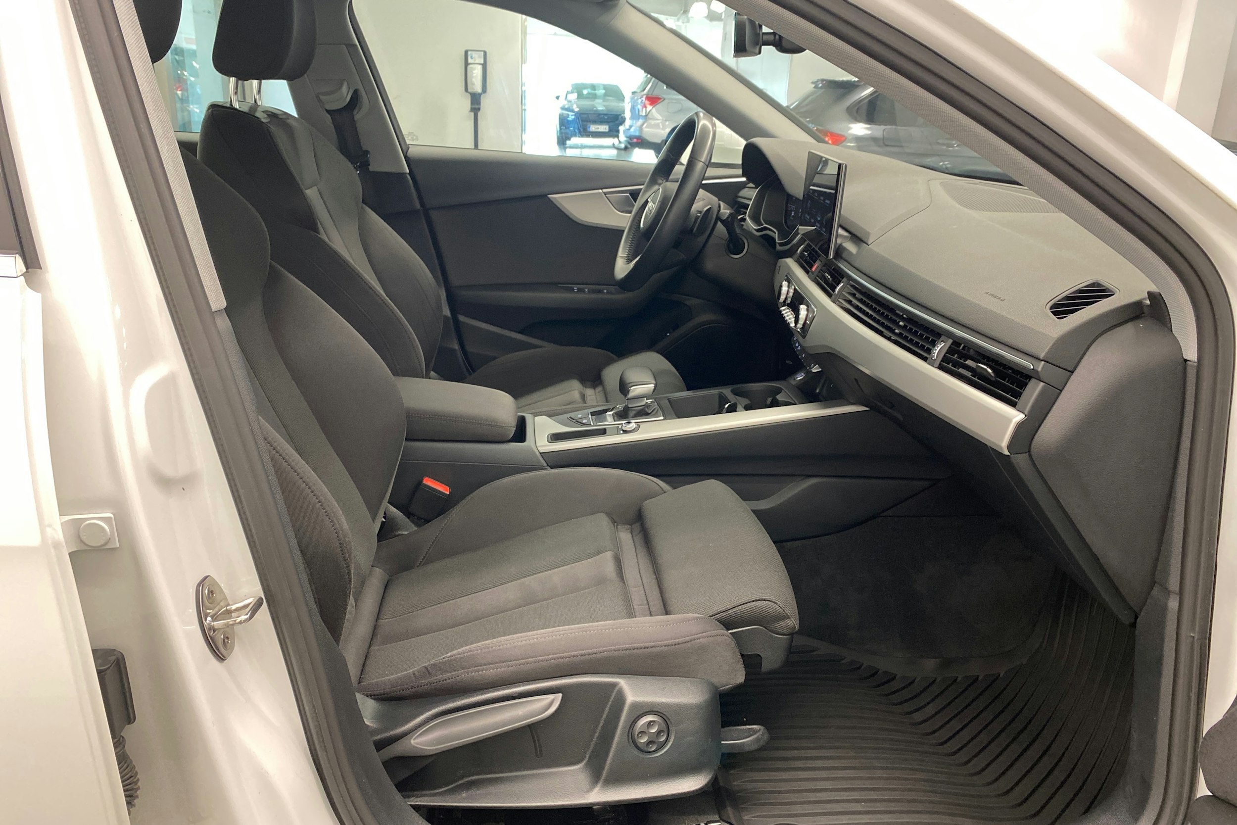 valkoinen Audi A4 2020 kuva 36.