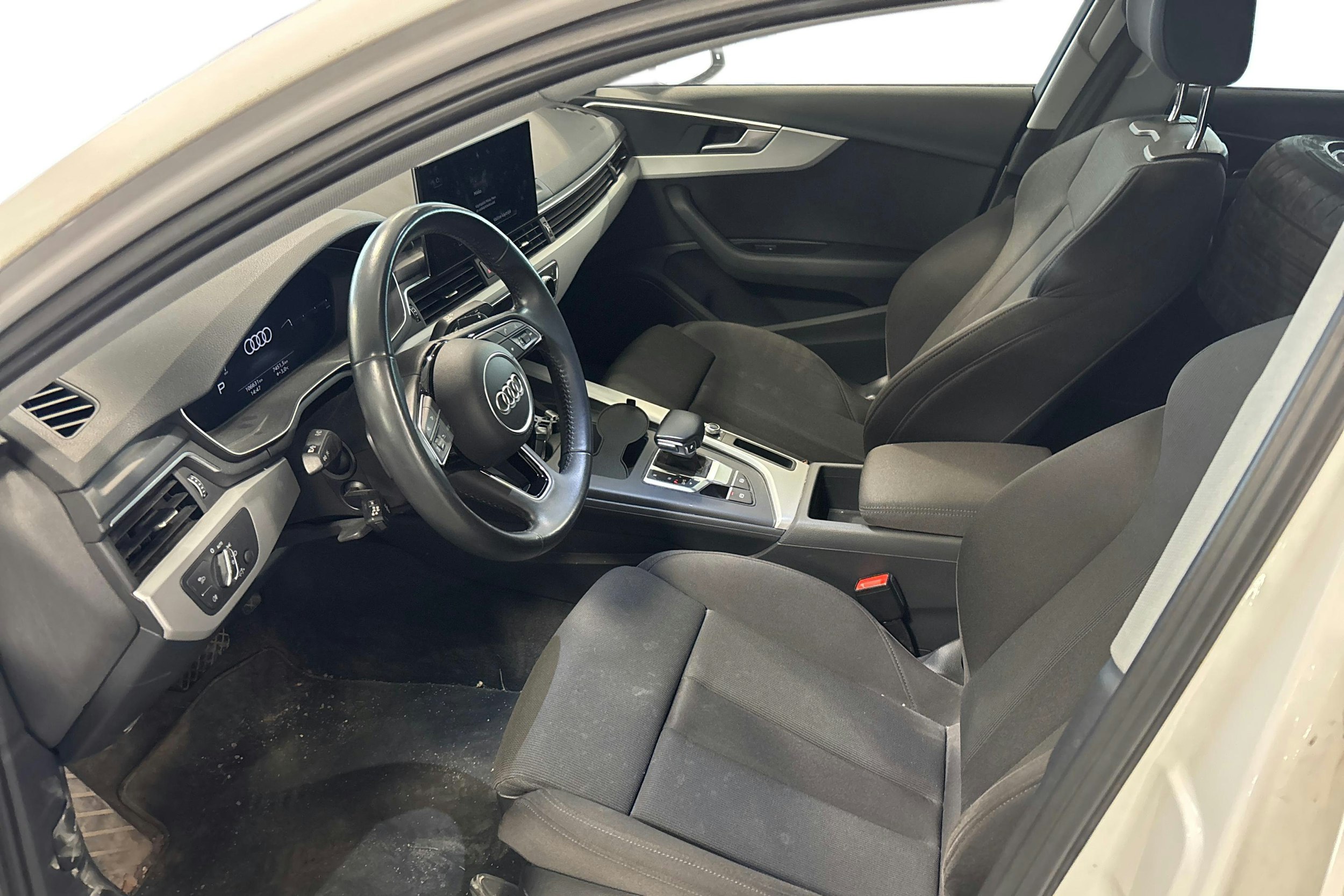 valkoinen Audi A4 2020 kuva 3.