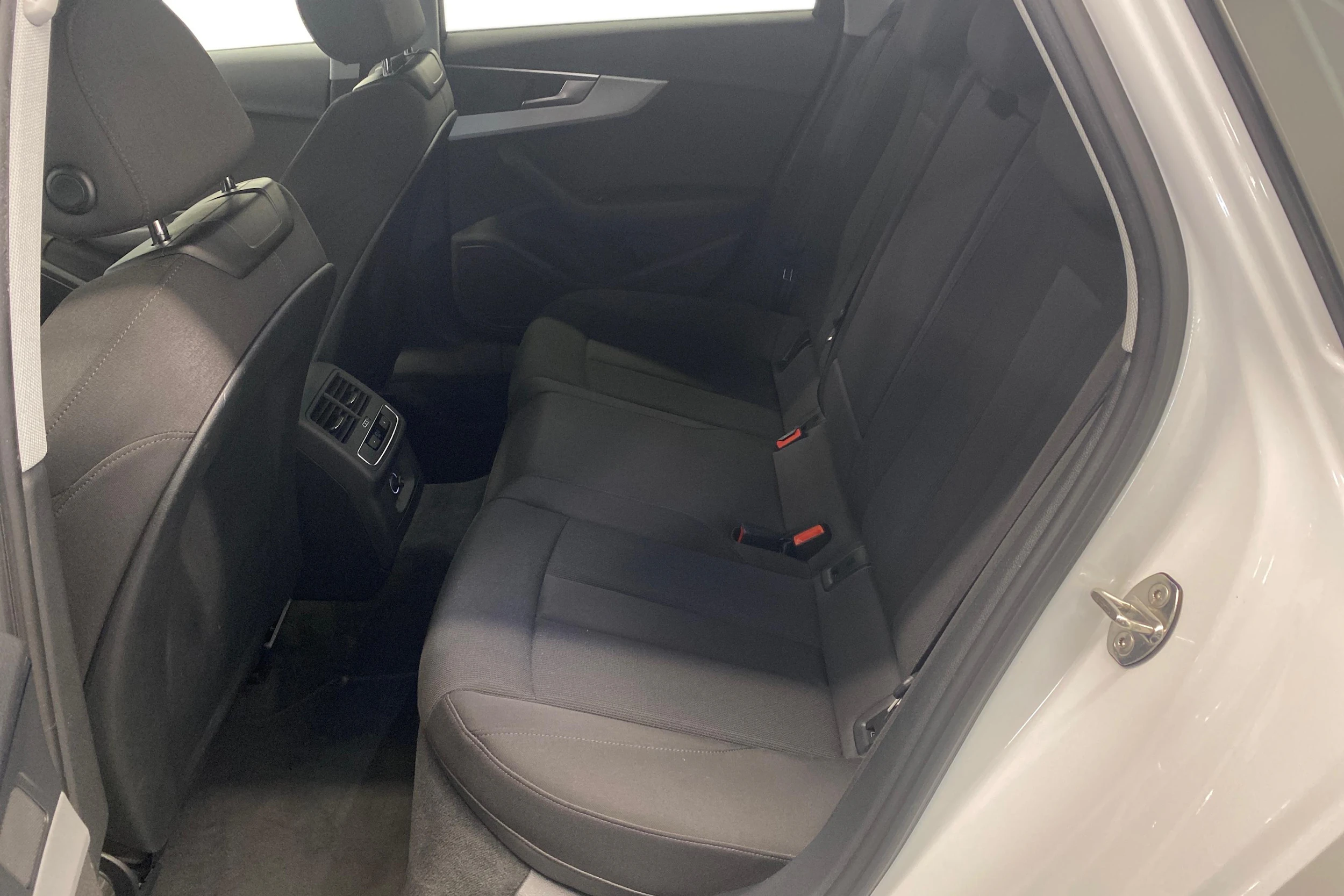 valkoinen Audi A4 2020 kuva 8.