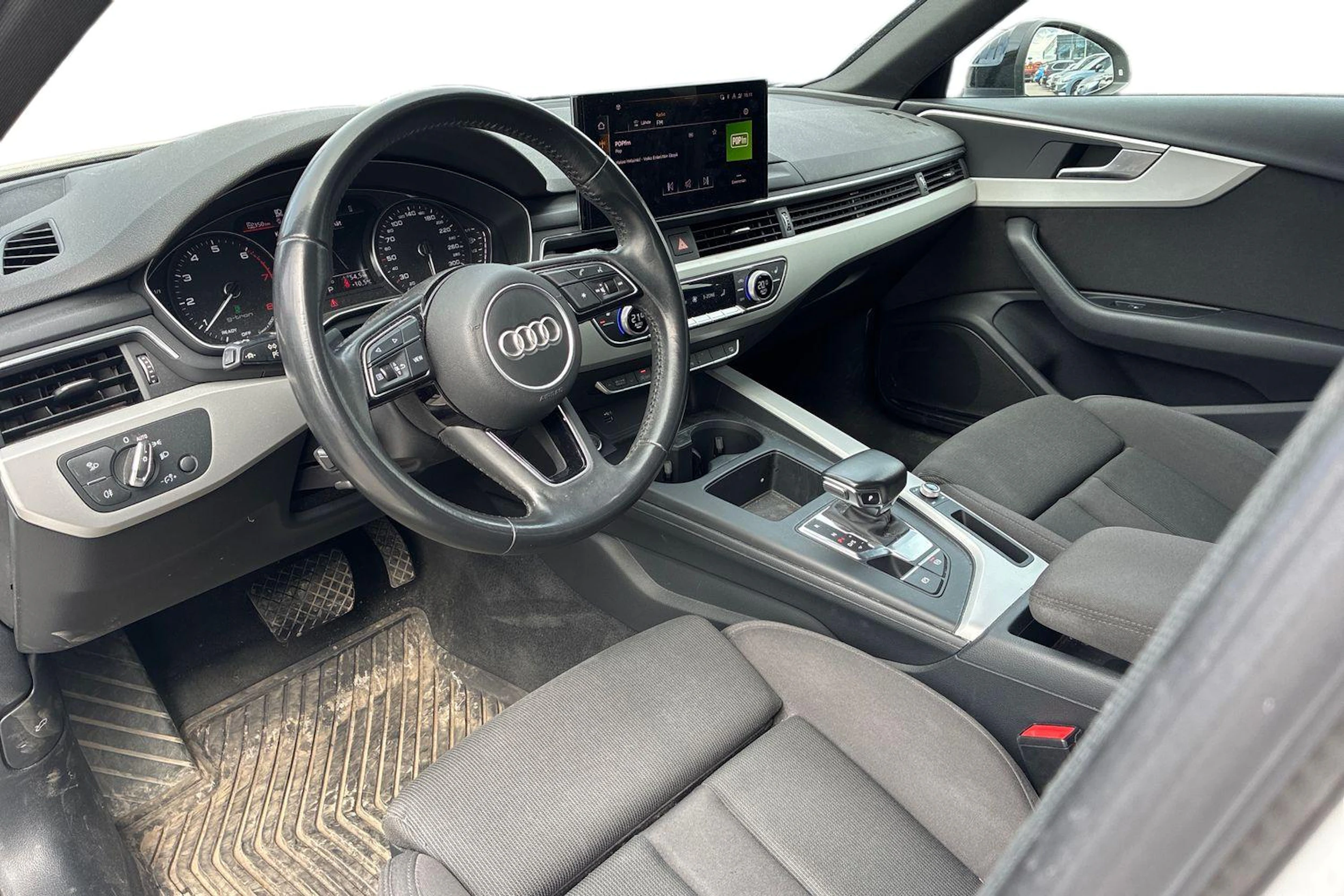 valkoinen Audi A4 2020 kuva 3.