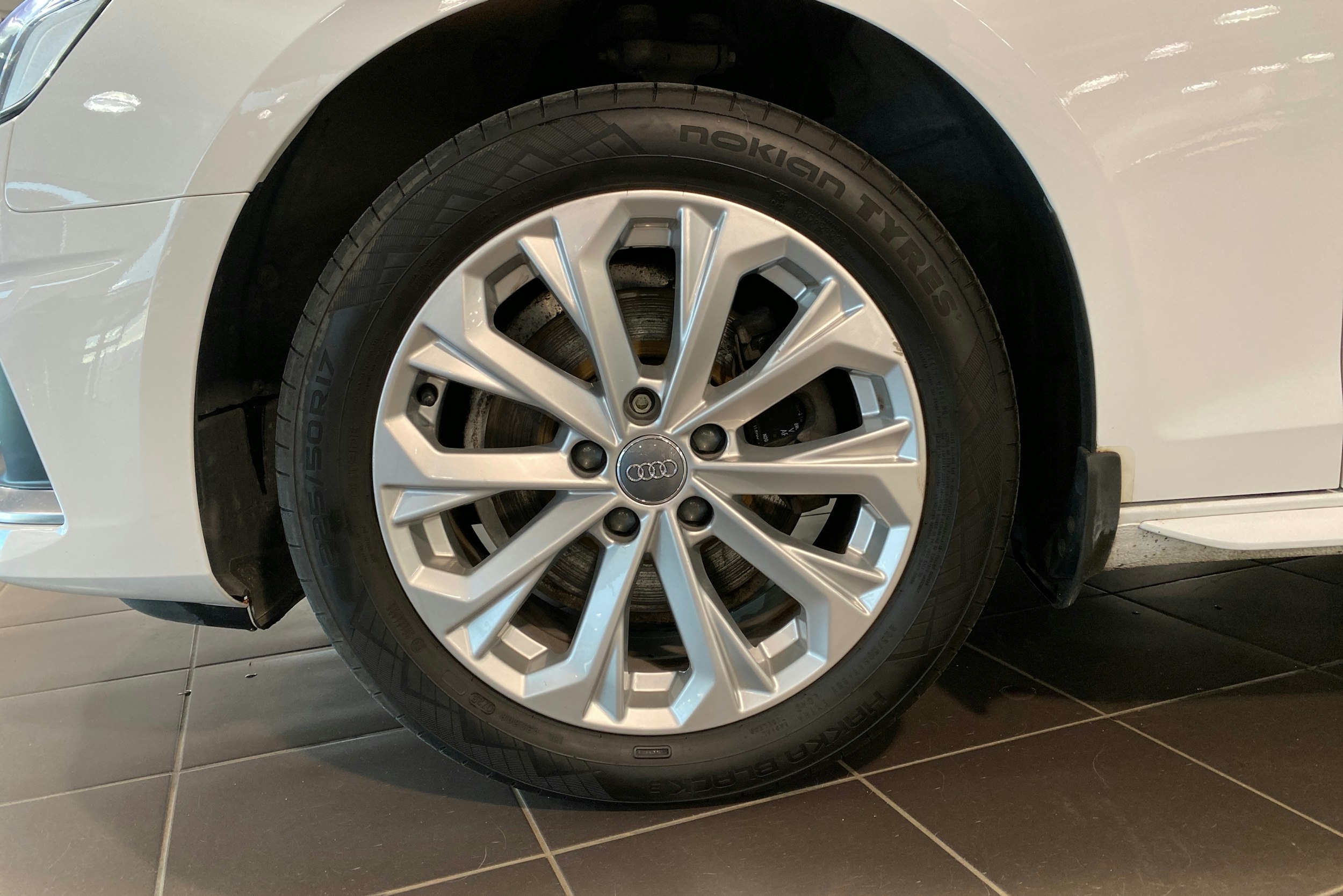 valkoinen Audi A4 2020 kuva 11.