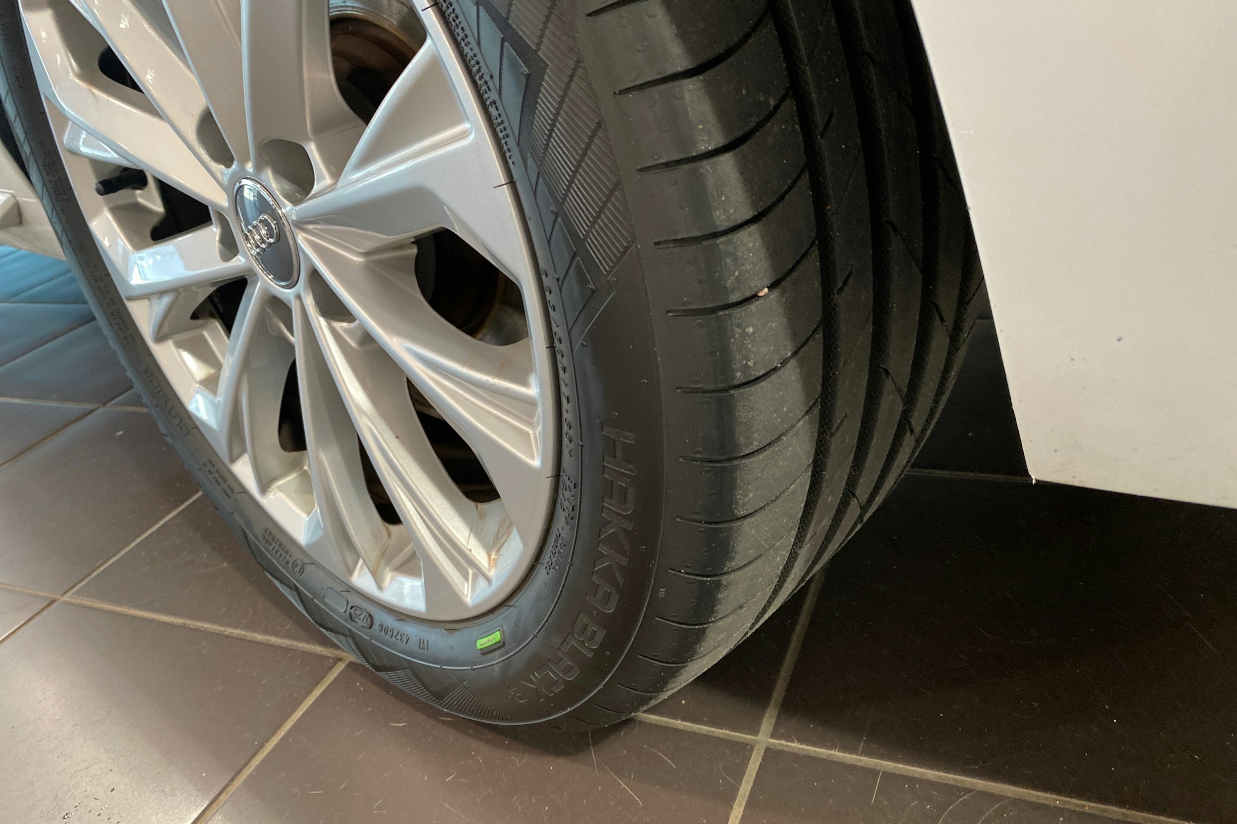 valkoinen Audi A4 2020 kuva 13.