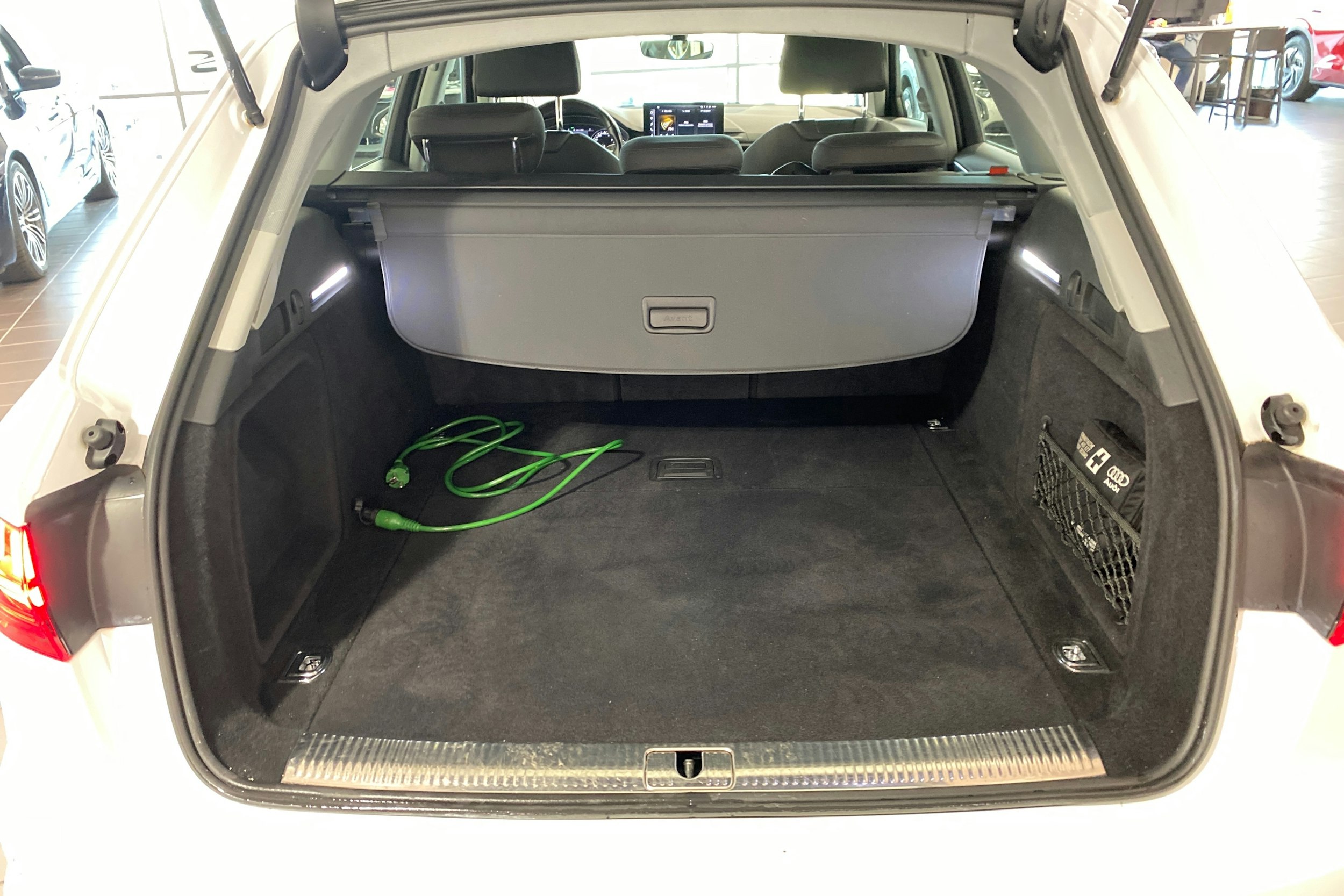 valkoinen Audi A4 2020 kuva 16.