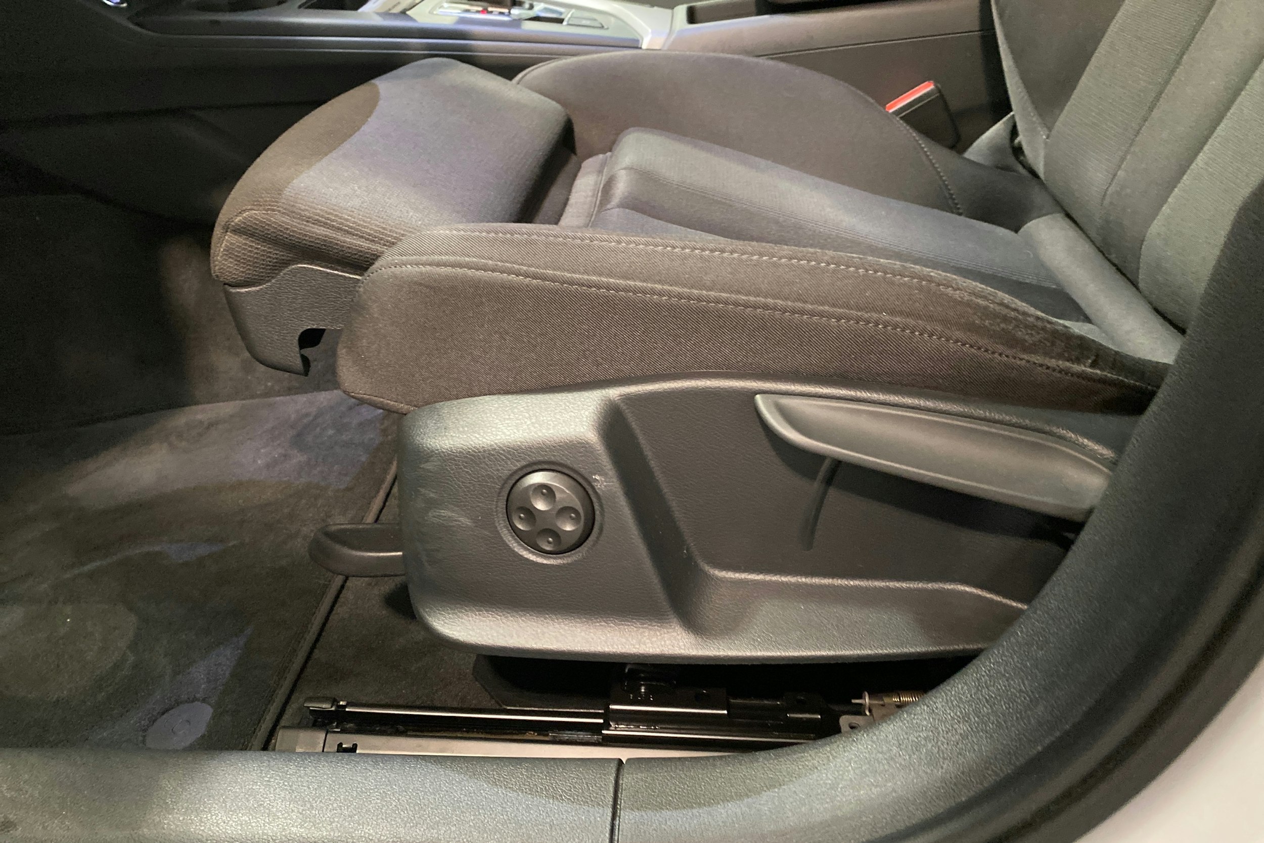 valkoinen Audi A4 2020 kuva 19.