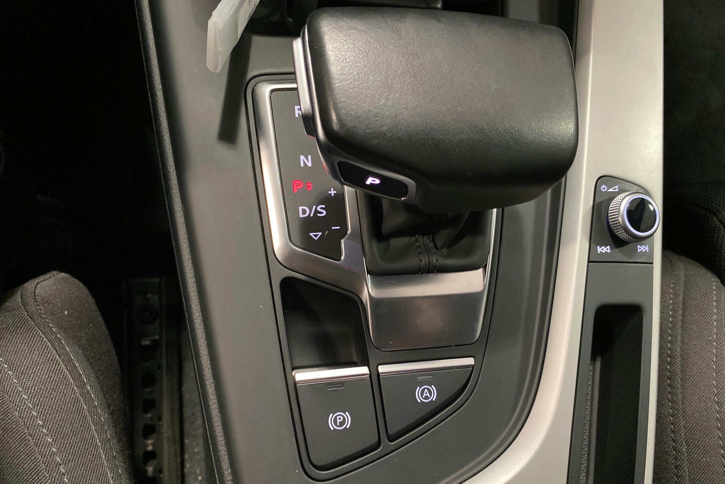 valkoinen Audi A4 2020 kuva 26.
