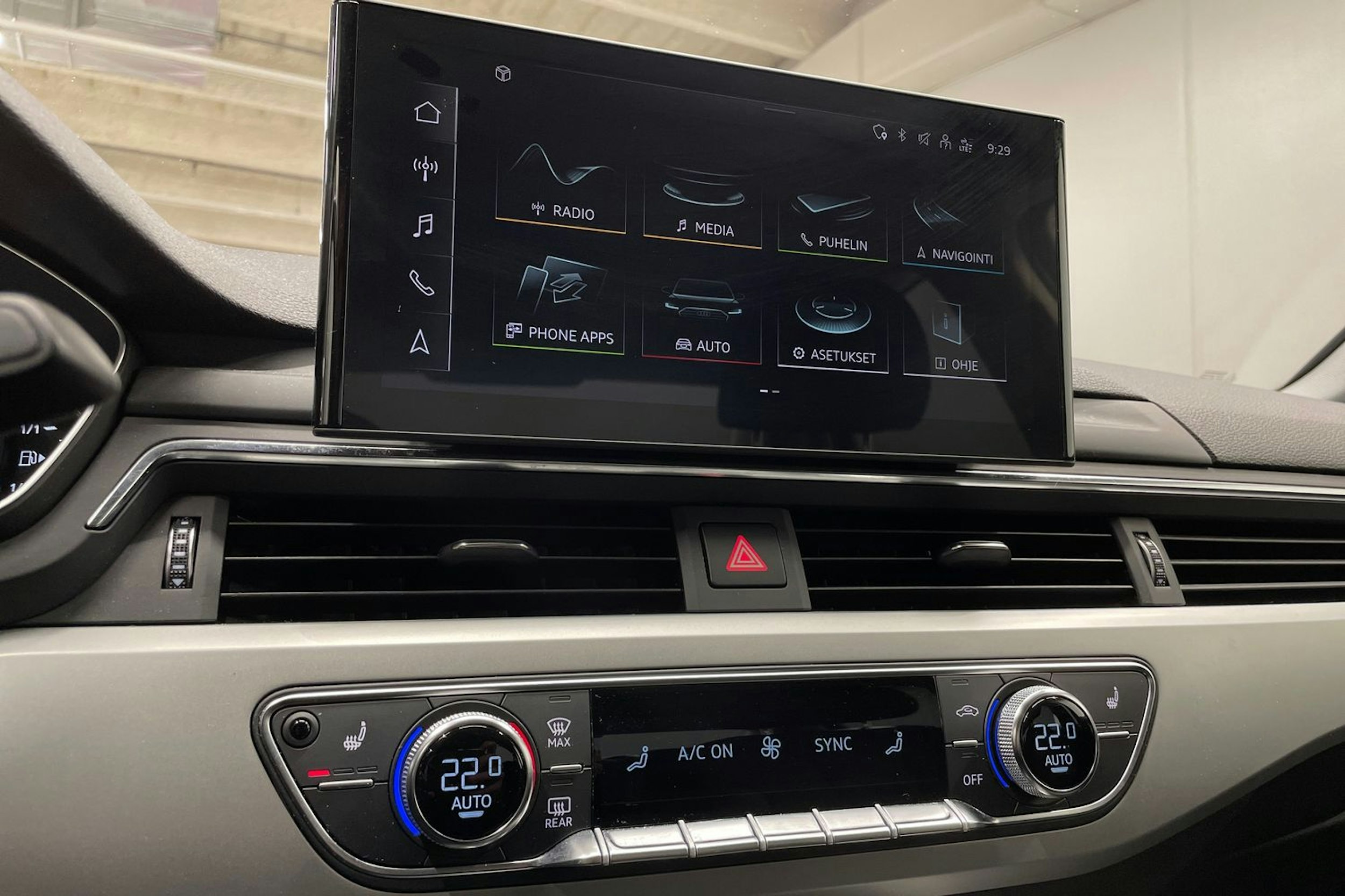 musta Audi A4 2020 kuva 17.