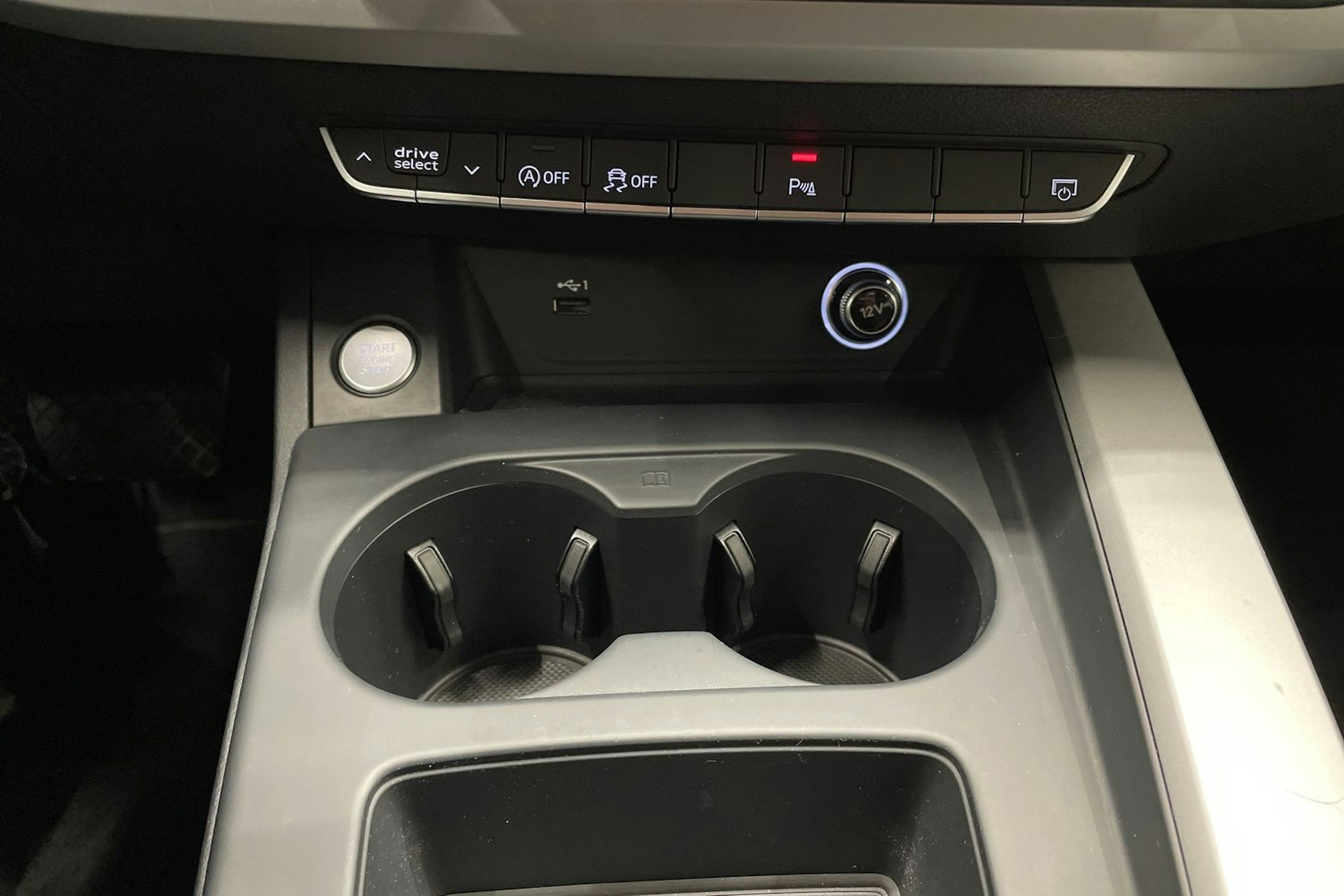 musta Audi A4 2020 kuva 23.