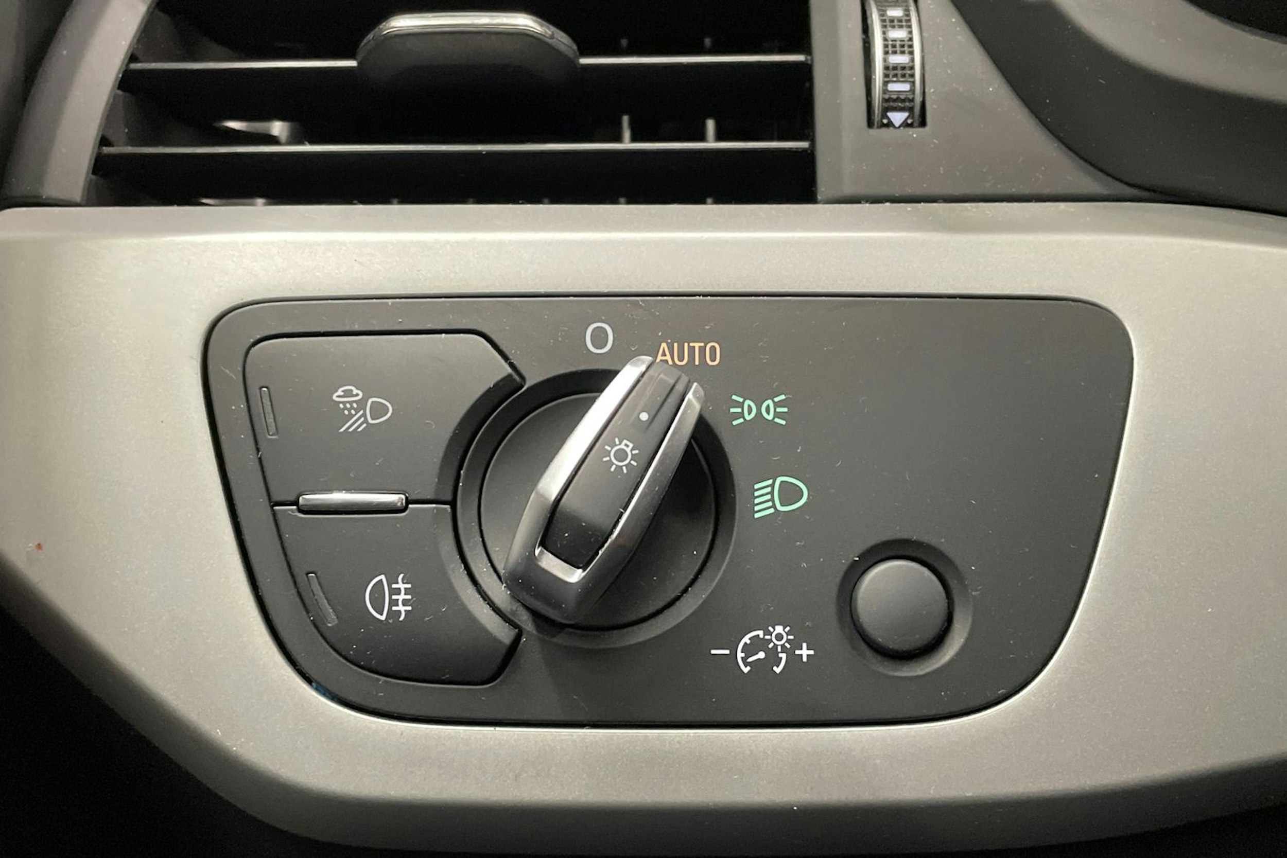 musta Audi A4 2020 kuva 25.