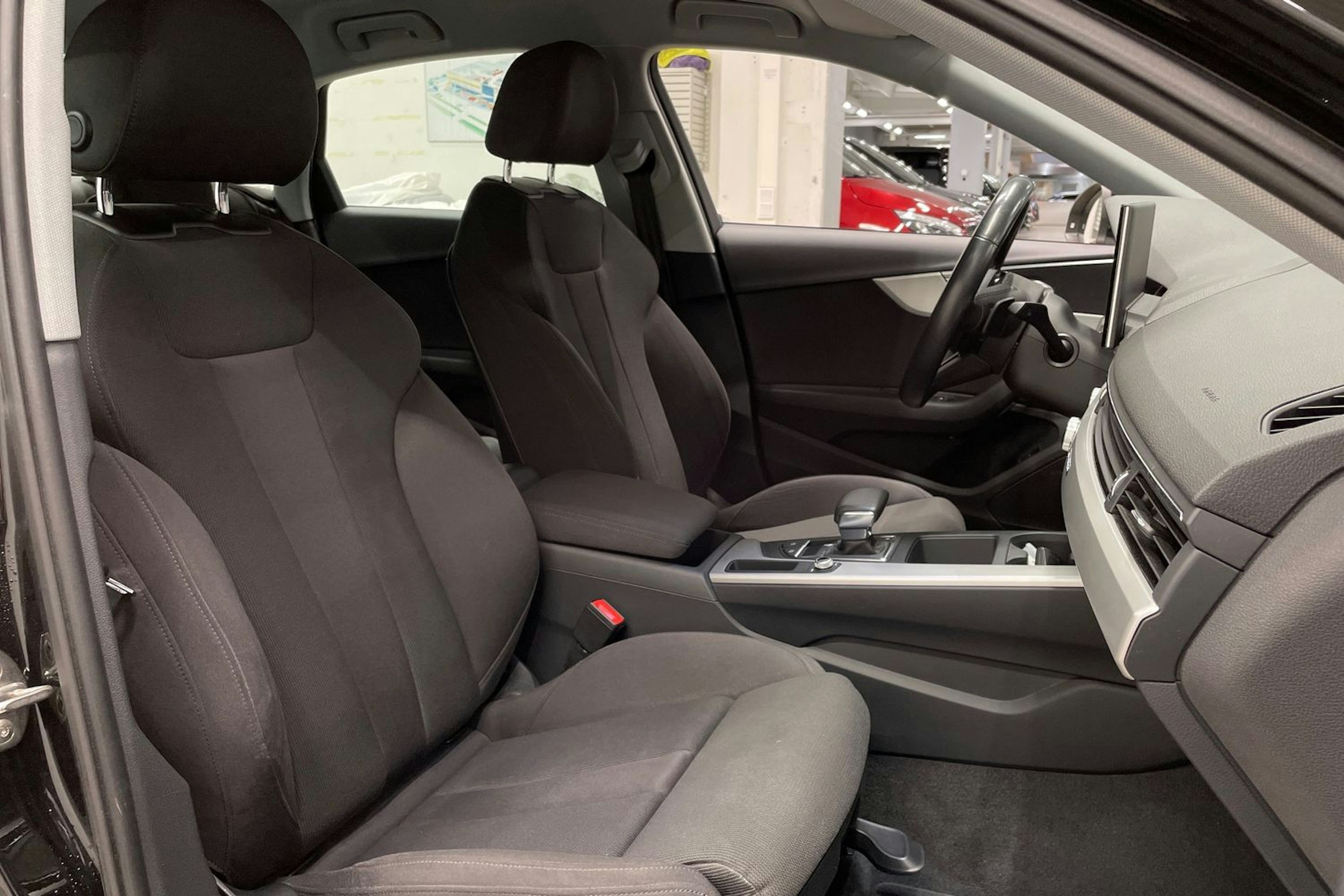 musta Audi A4 2020 kuva 30.