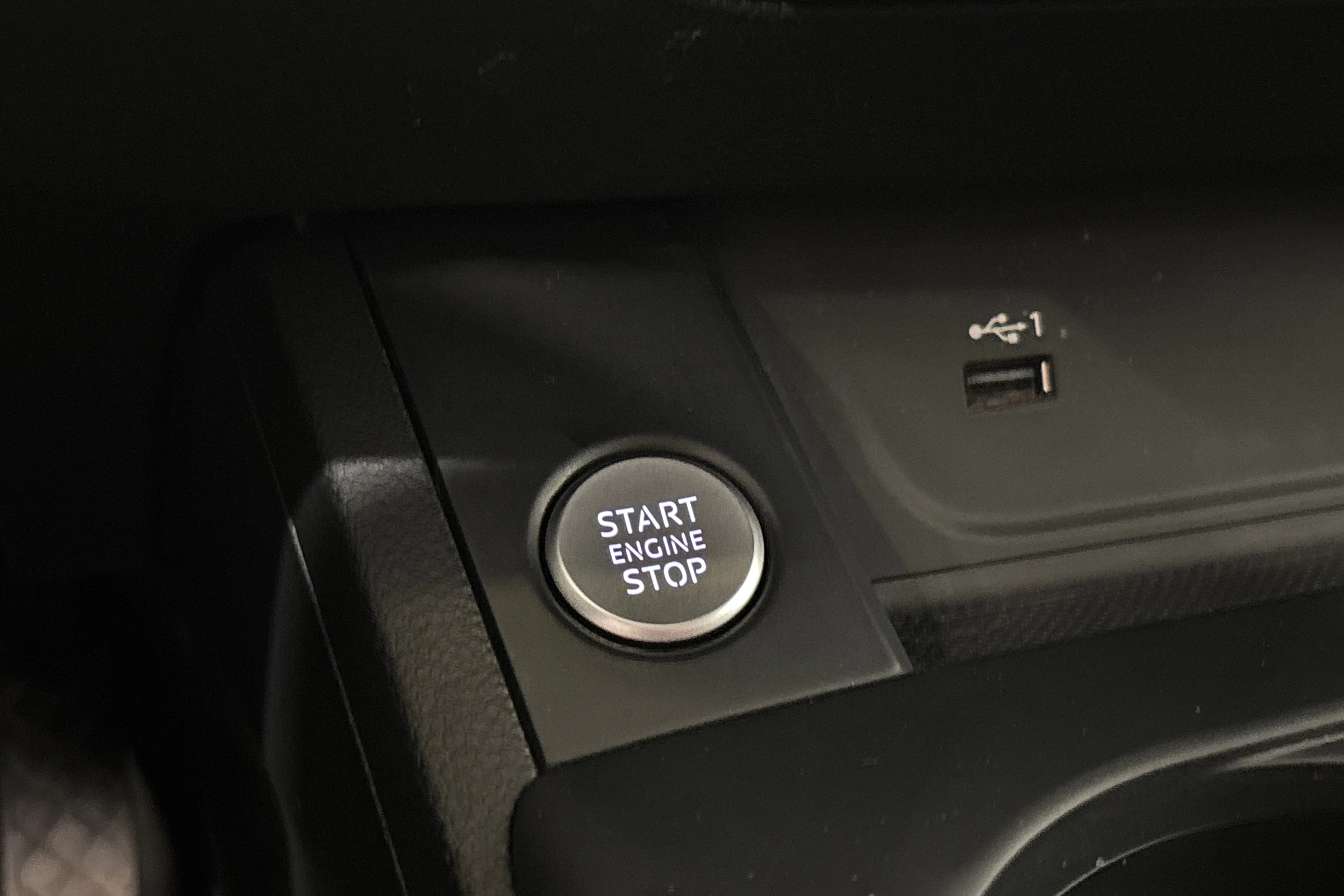 musta Audi A4 2021 kuva 24.